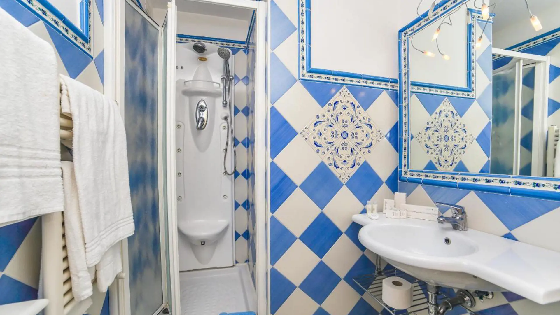 Det finns fina badrum med dusch på Hotel Bonadies