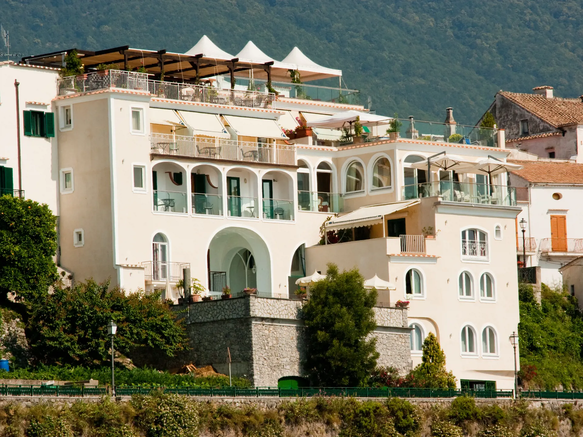 Hotel Bonadies ligger på en sluttning i Ravello med en unik utsikt