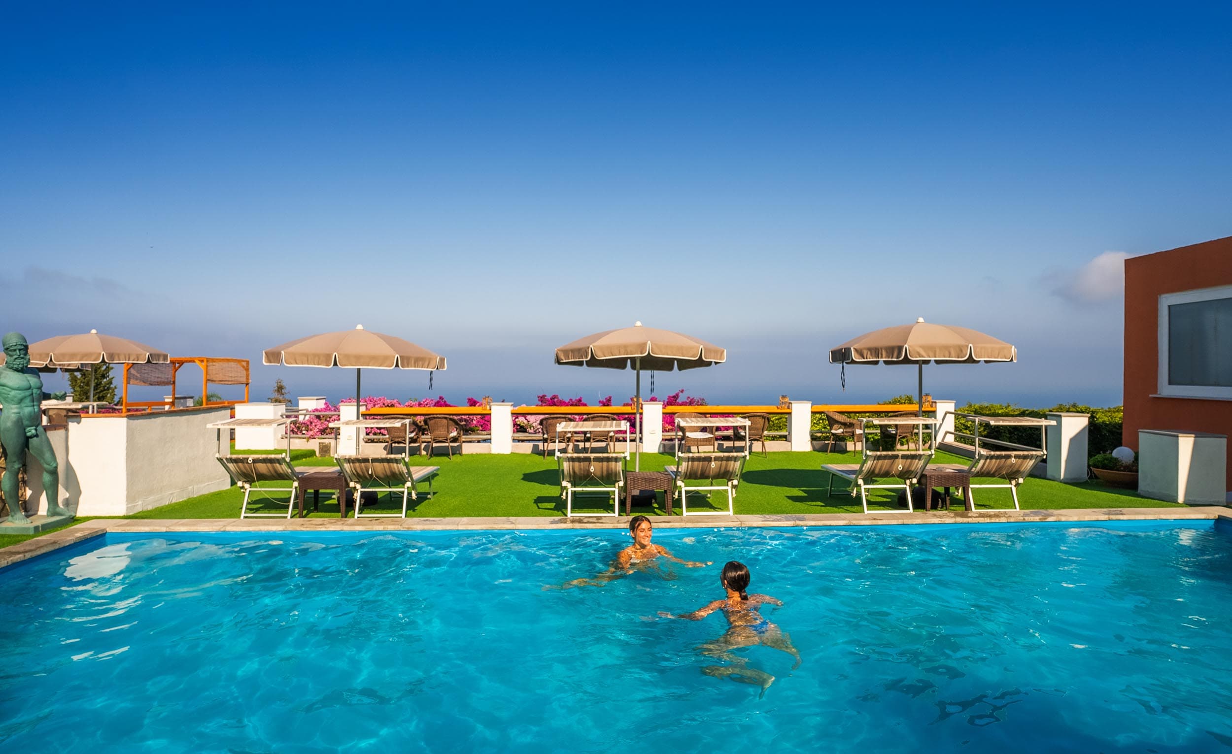 Från poolområdet har du en fantastisk utsikt över havet och grannön Ischia