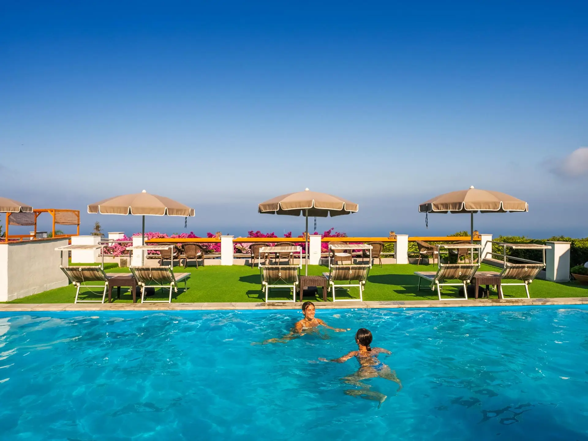 Från poolområdet har du en fantastisk utsikt över havet och grannön Ischia
