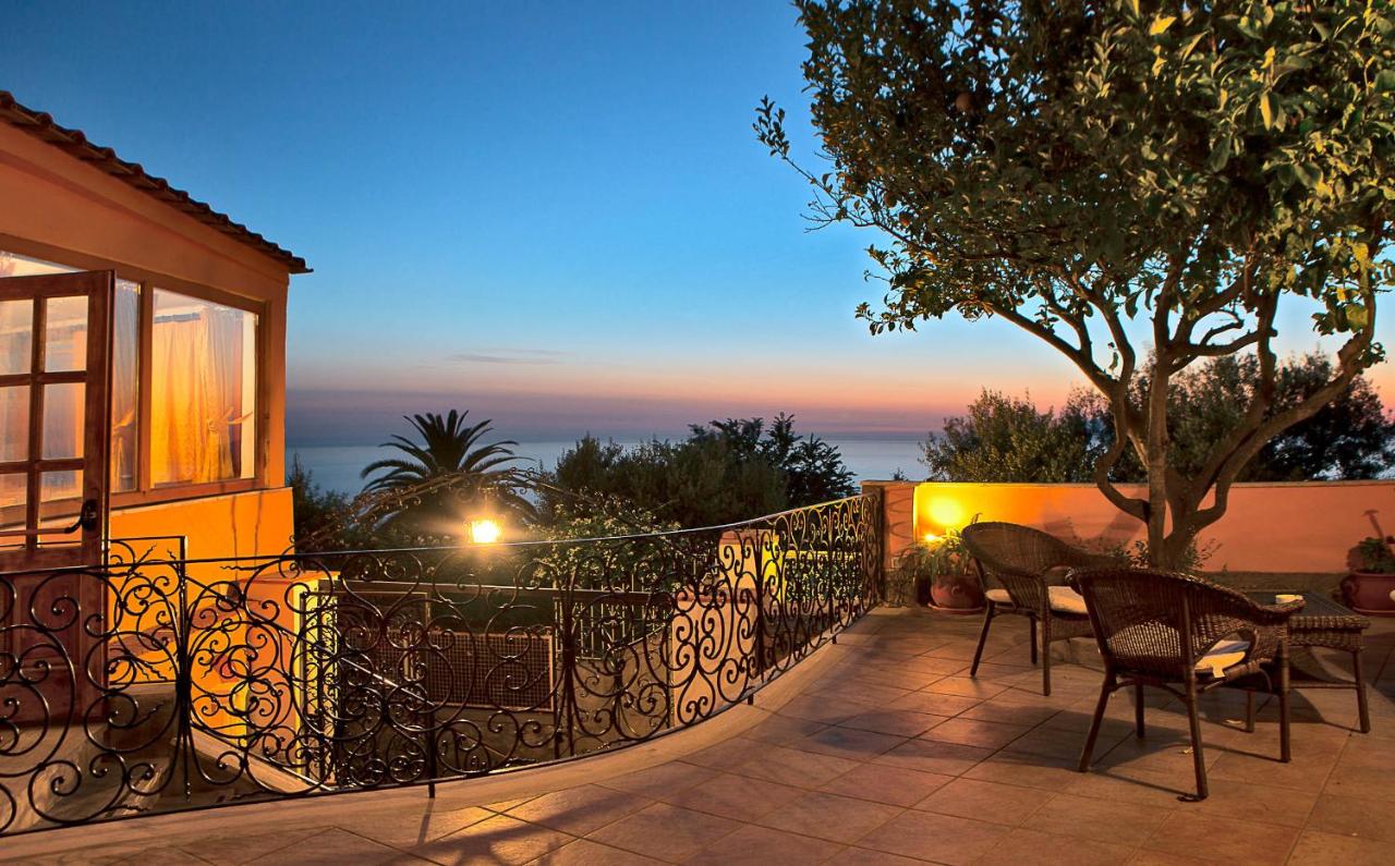 Hotel Il Girasole ligger på en sluttning i västerläge vid Anacapri