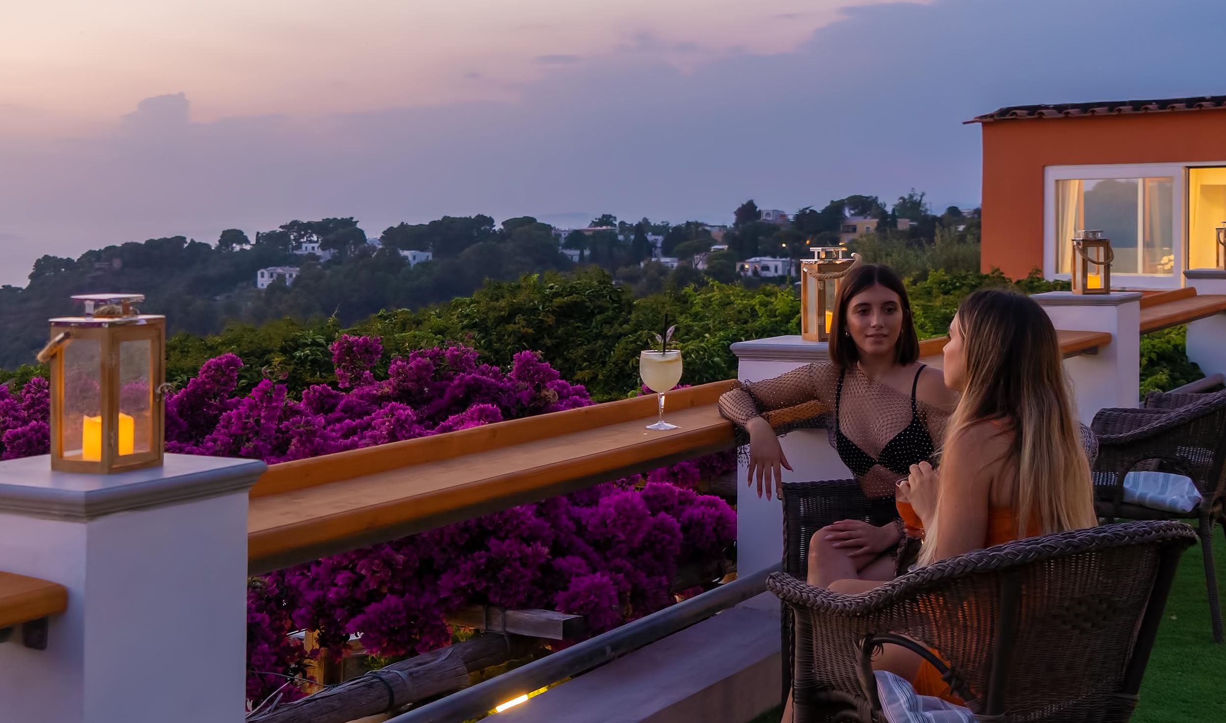 Njut av en drink och den fantastiska solnedgången på Hotel Il Girasole
