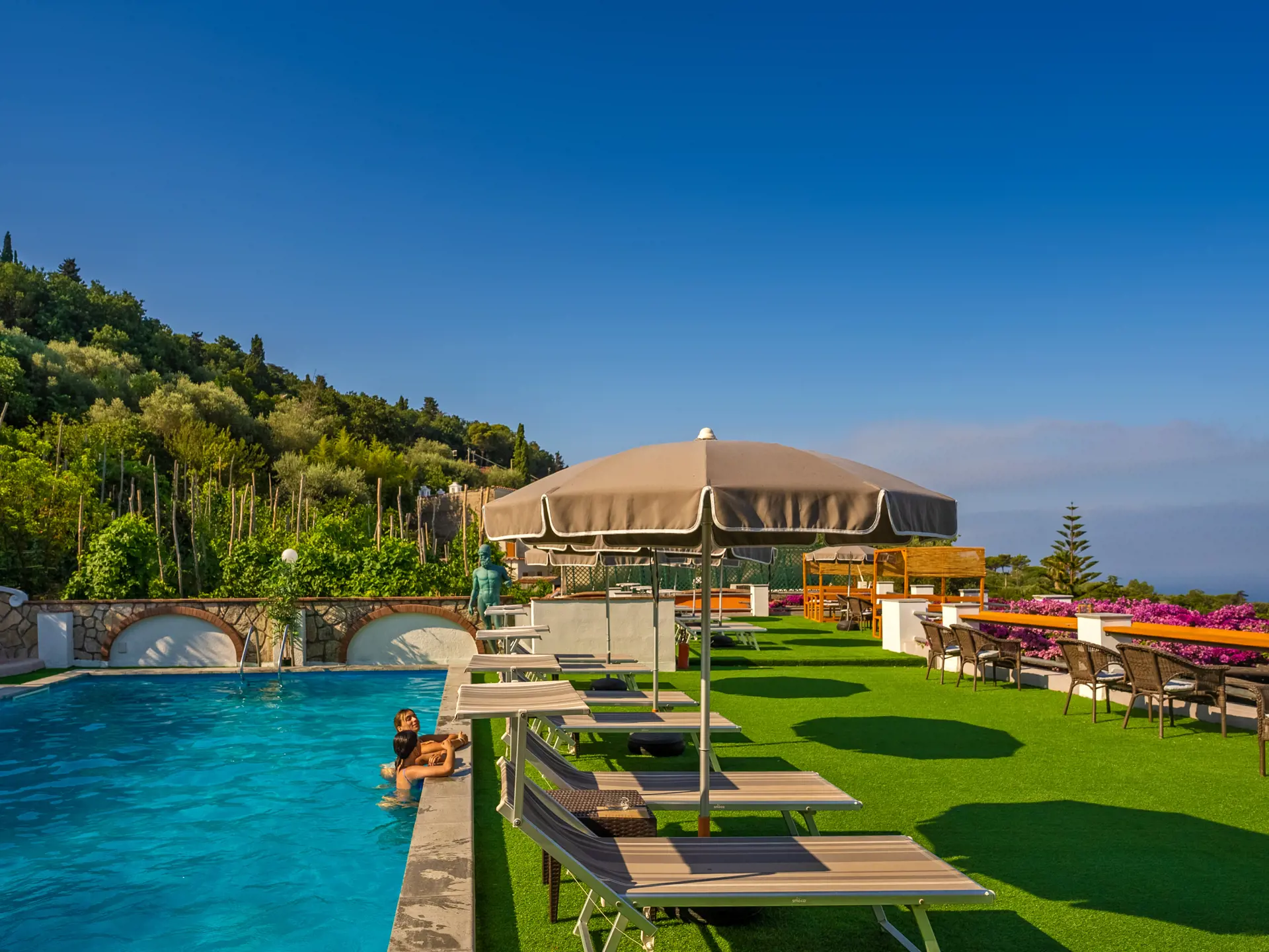 Det finns en underbar pool på Hotel Il Girasole