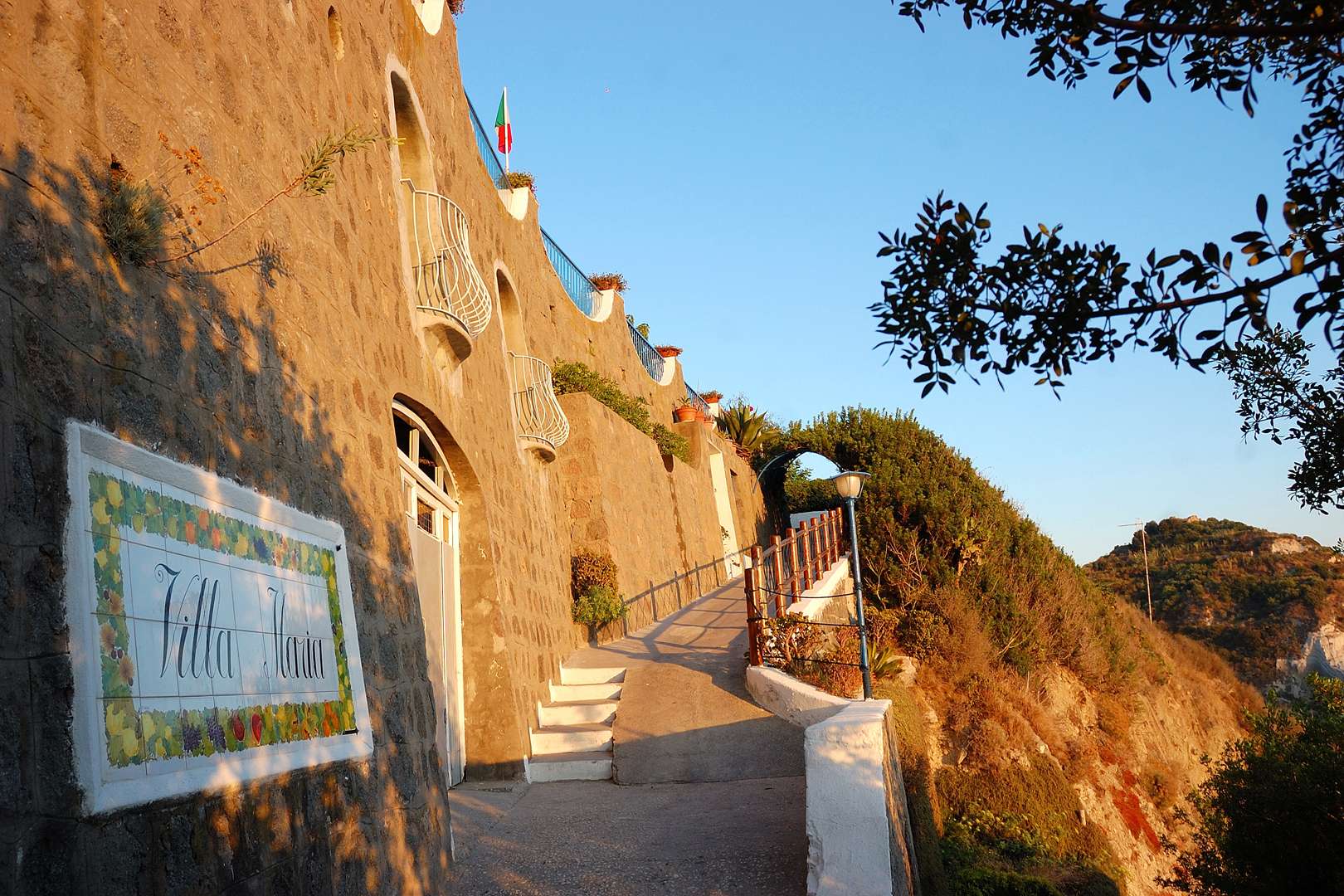 Resan upp till Hotel Villa Maria går till fots - belöningen väntar på toppen