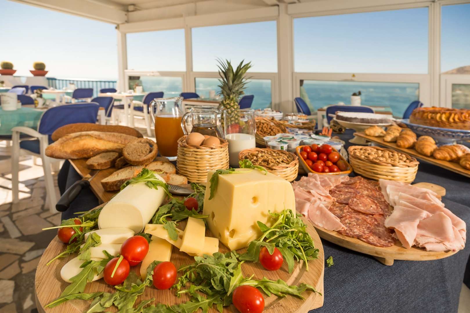 Sedan förbereds frukosten på Hotel Villa Maria