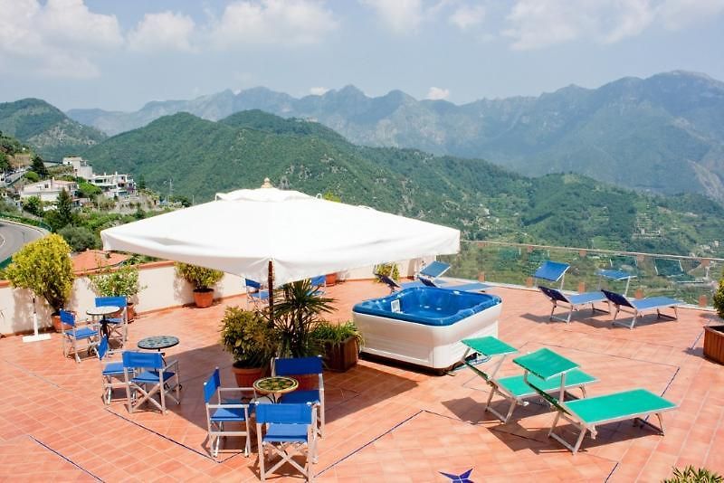 Hotel Bonadies ligger med en helt fantastisk utsikt