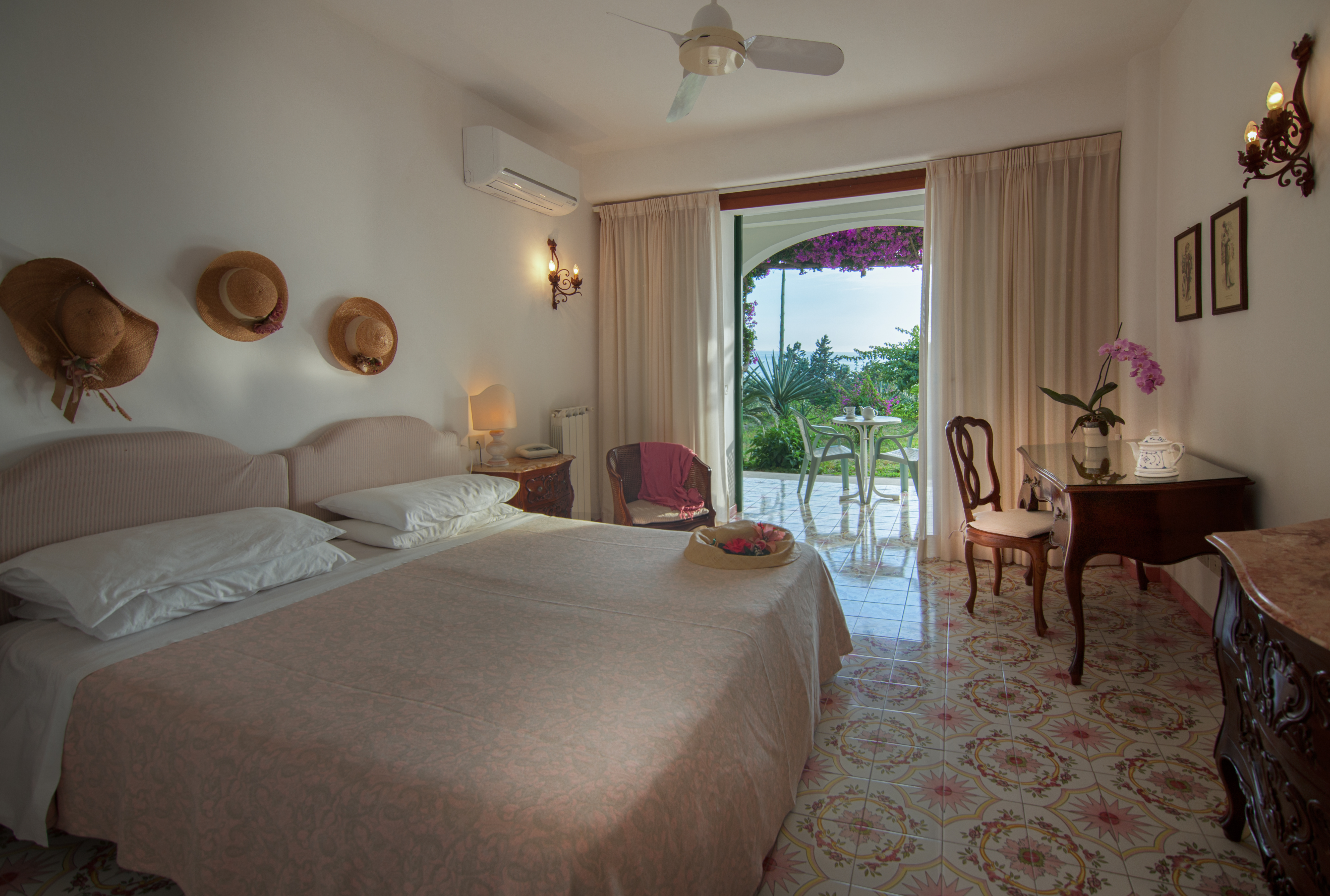 Rummen har egen terrass eller balkong. Här är det mot trädgården