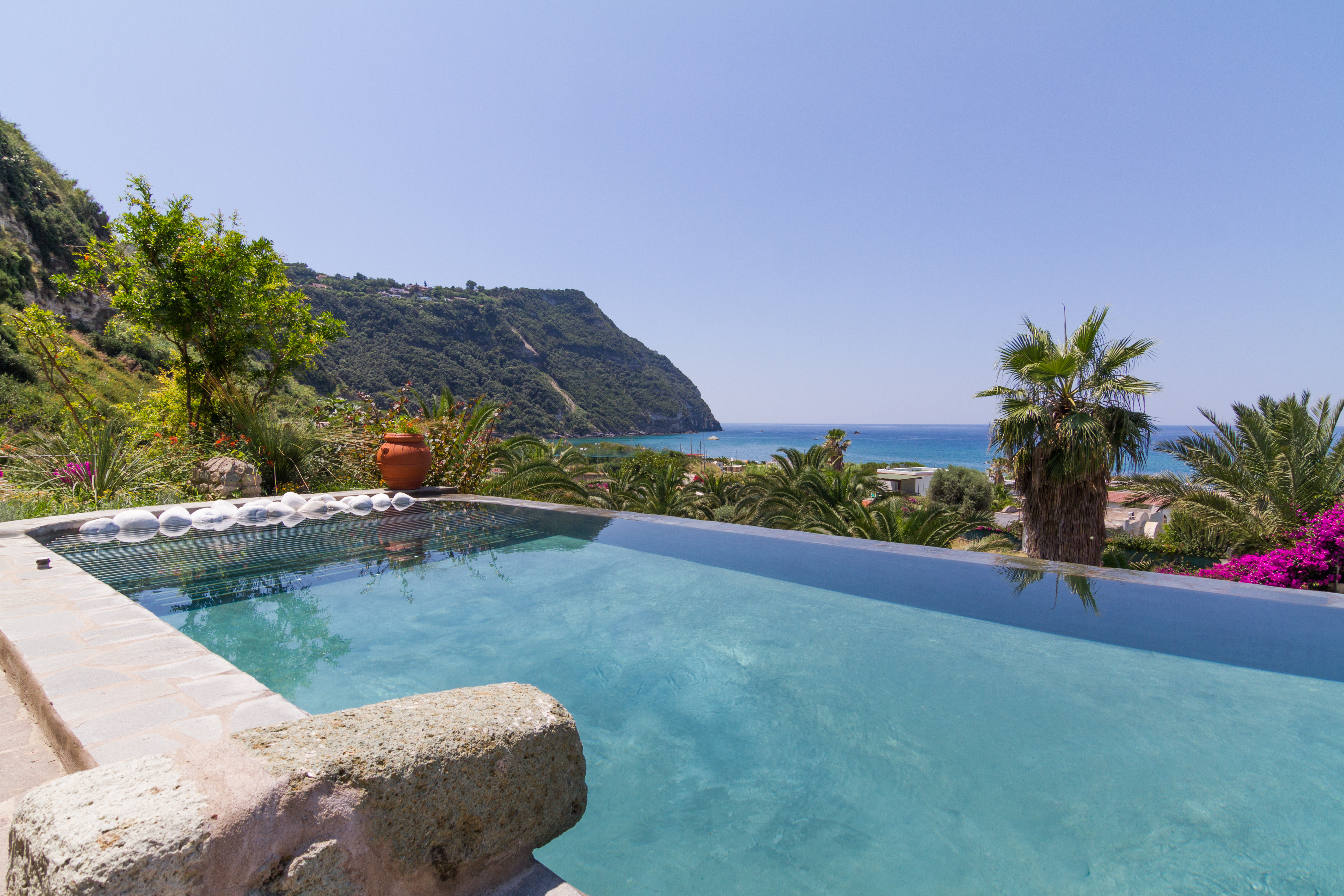 Från de övre bassängerna vid Semiramis har man utsikt över havet