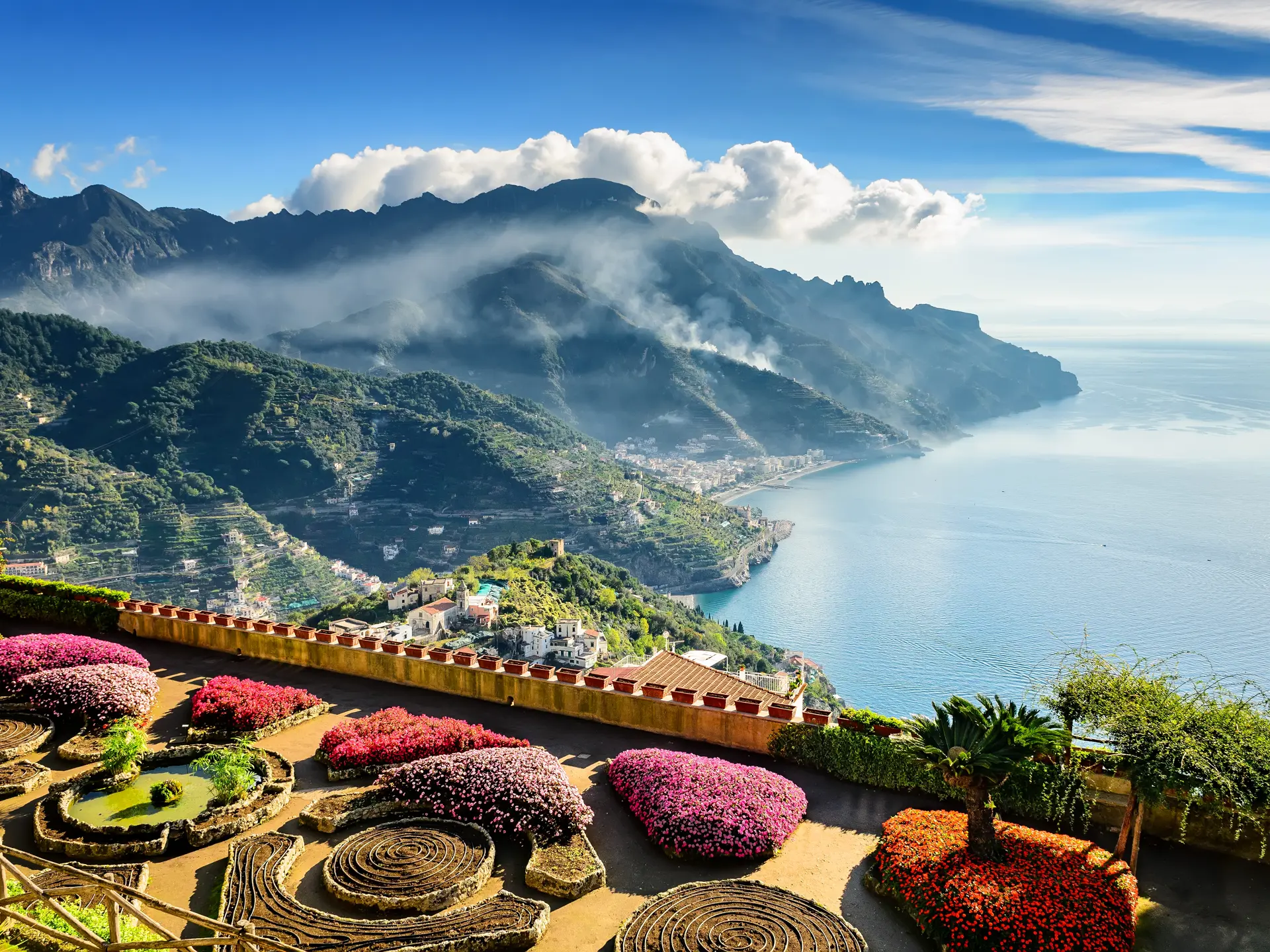 Utsikt från en av de vackra trädgårdarna i Ravello