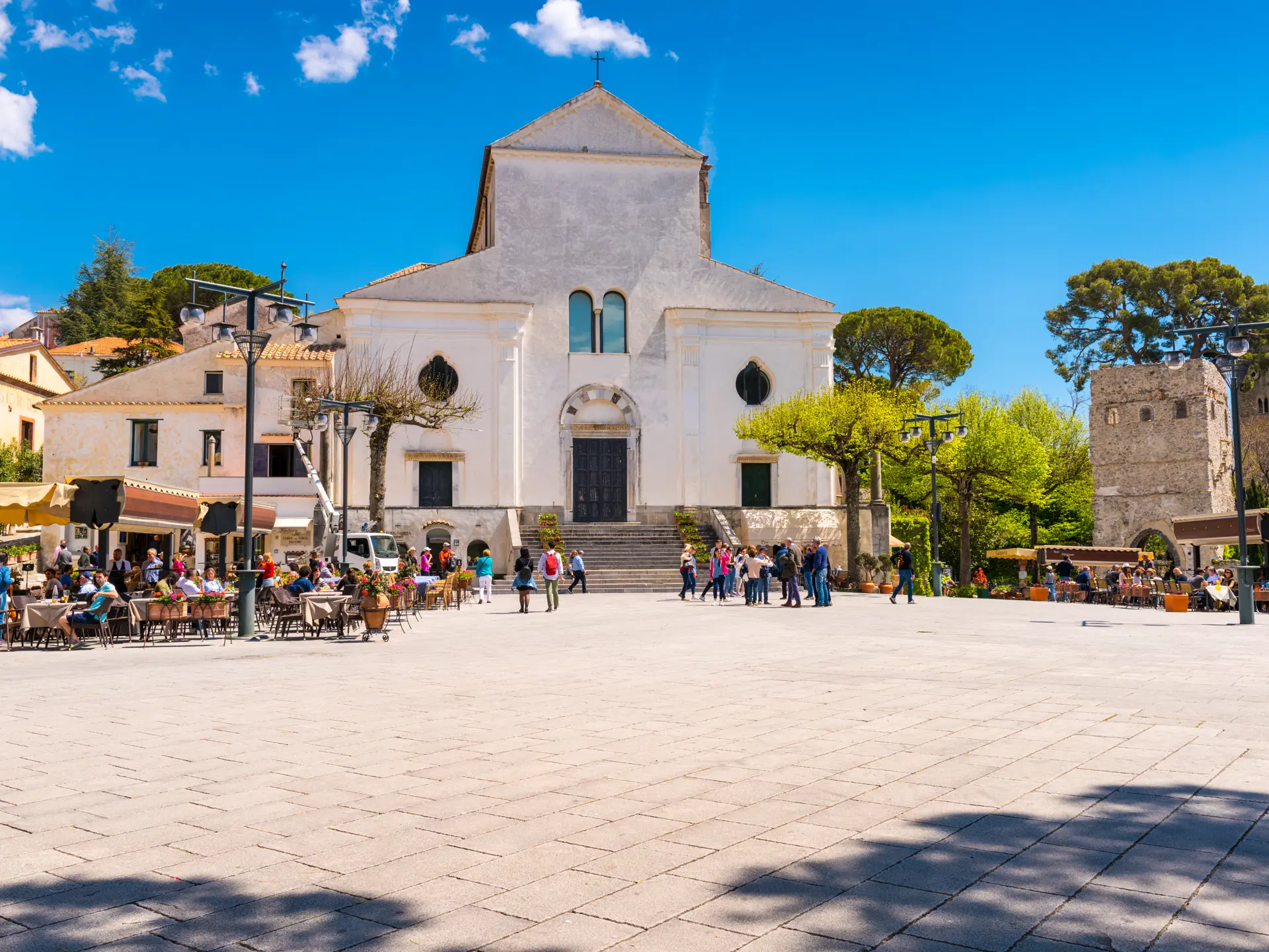 Det centrala torget i Ravello med Duomo i bakgrunden