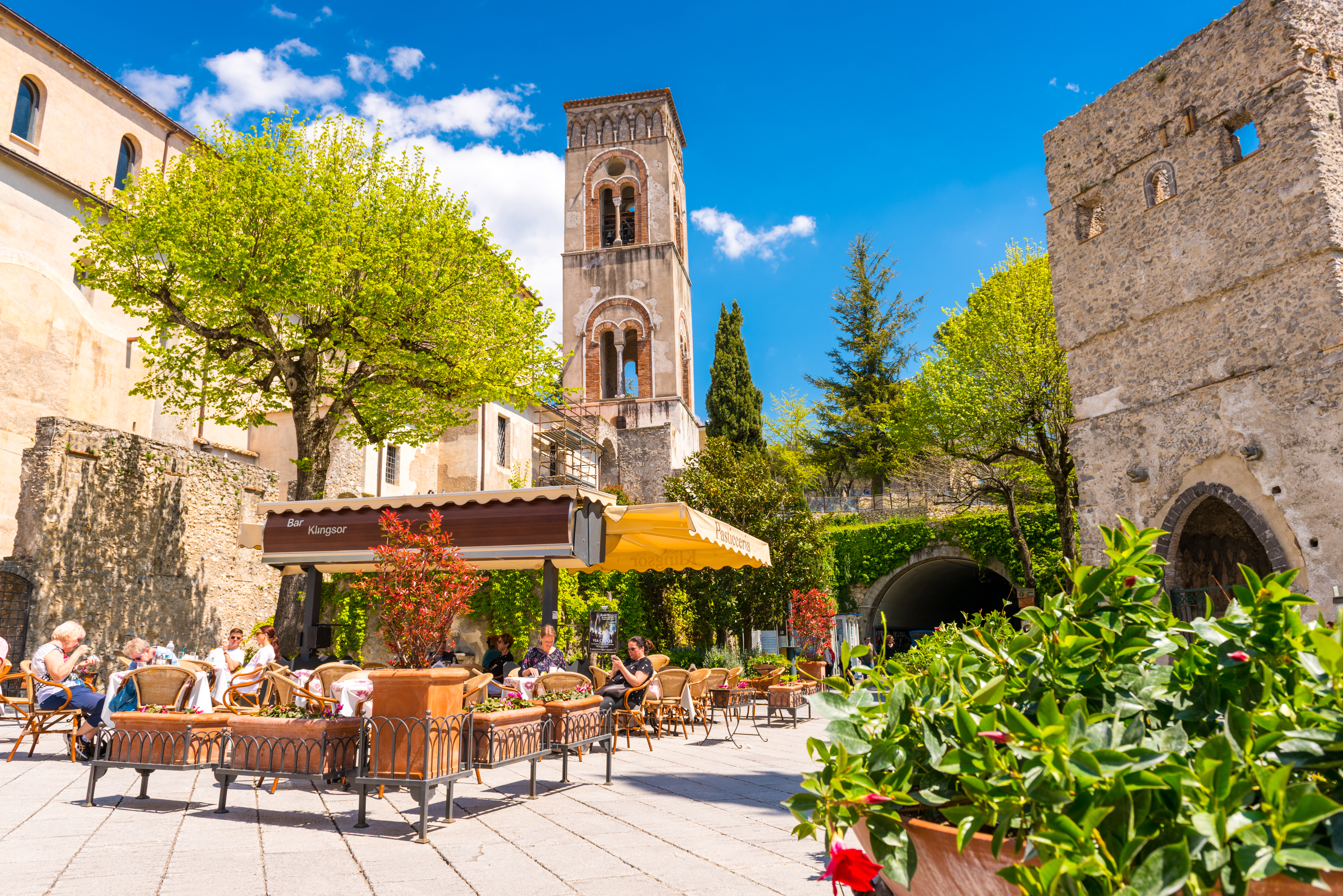 Torg vid det gamla klocktornet i Ravello