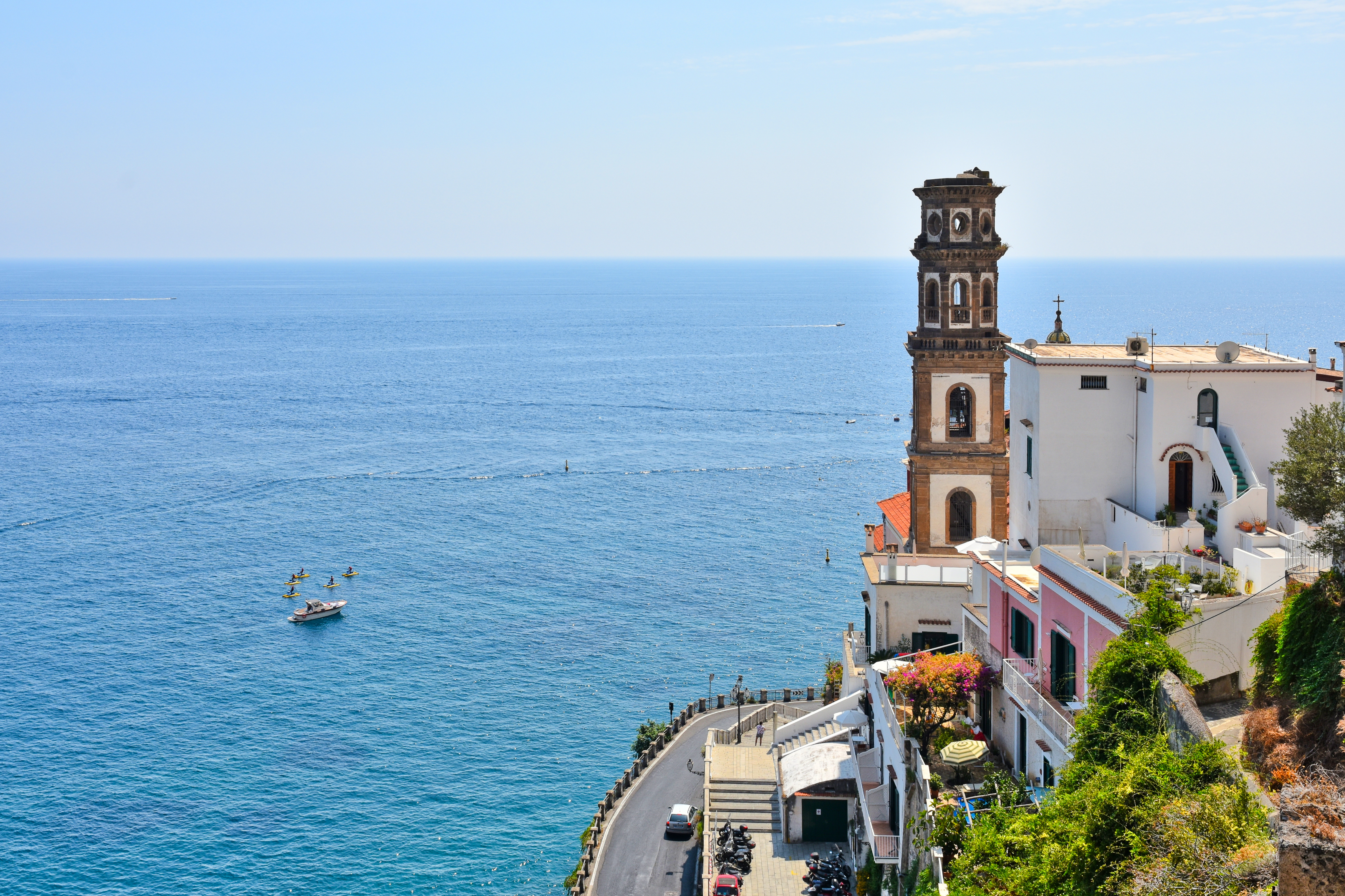 Från Ravello kan du gå längs stigar eller ta bussen till Atrani
