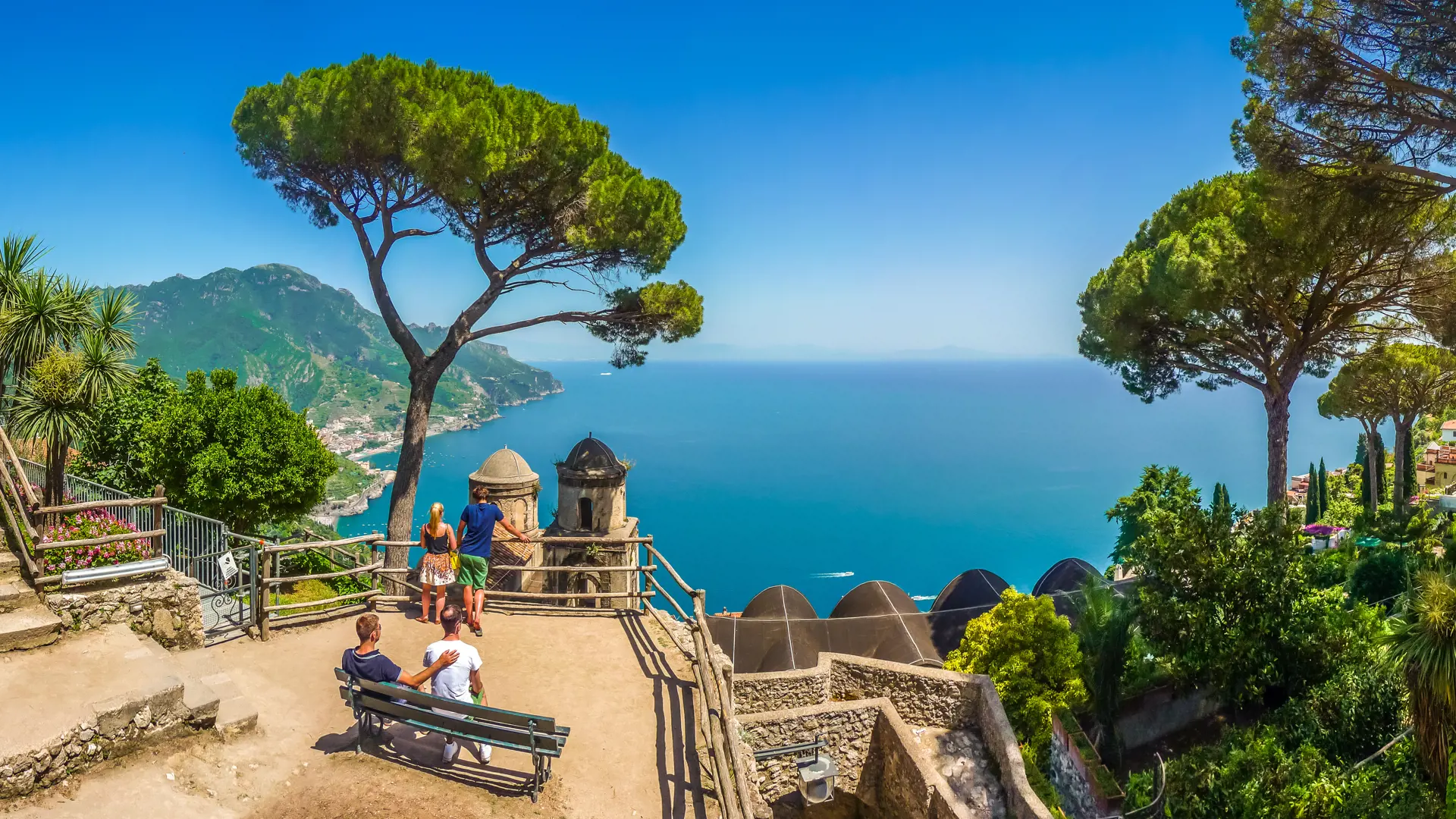 Njut av utsikten över Amalfikusten från en bänk i Villa Rufolo