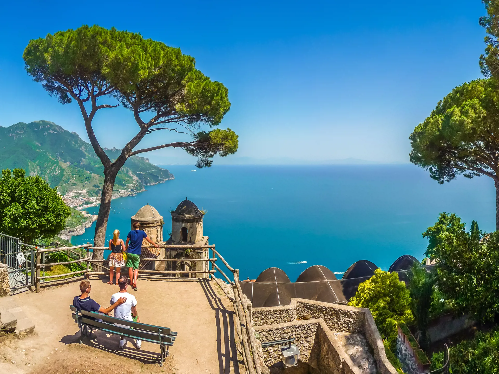 Njut av utsikten över Amalfikusten från en bänk i Villa Rufolo