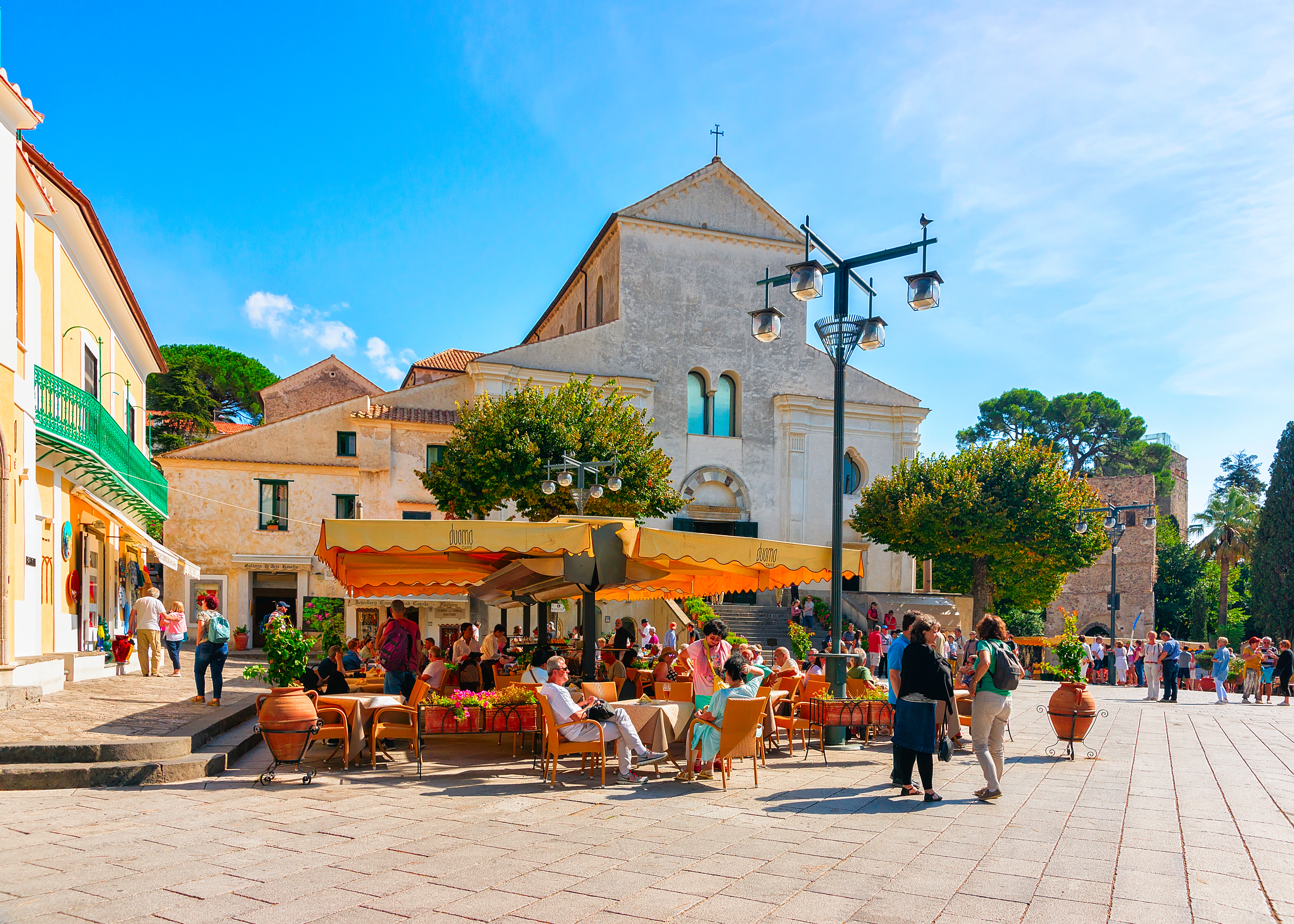 Människor som njuter av det soliga vädret på Piazza Duomo i Ravello