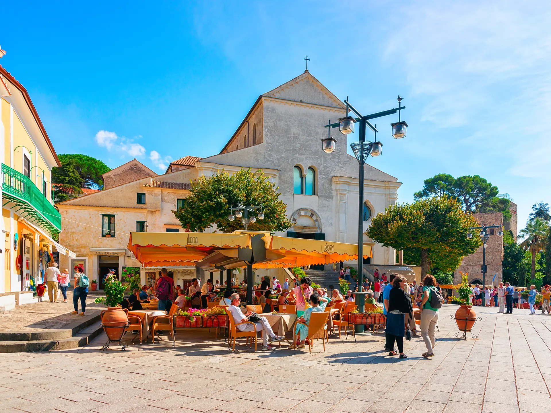 Människor som njuter av det soliga vädret på Piazza Duomo i Ravello