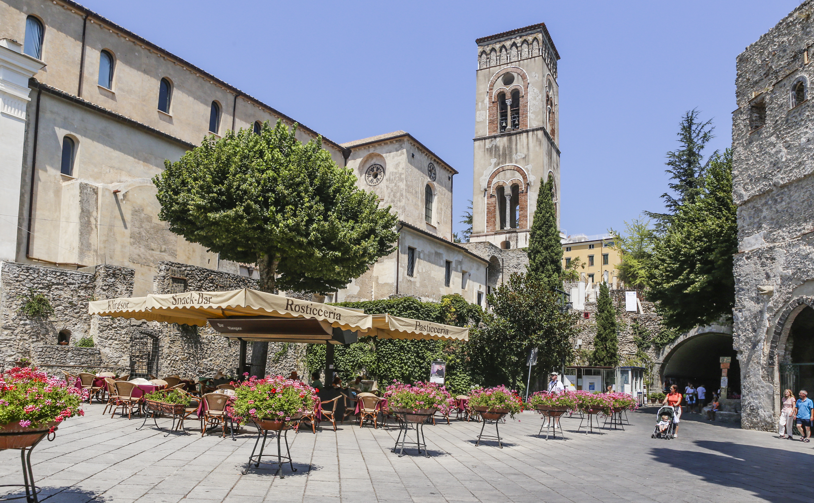 Torget vid det gamla klocktornet i Ravello