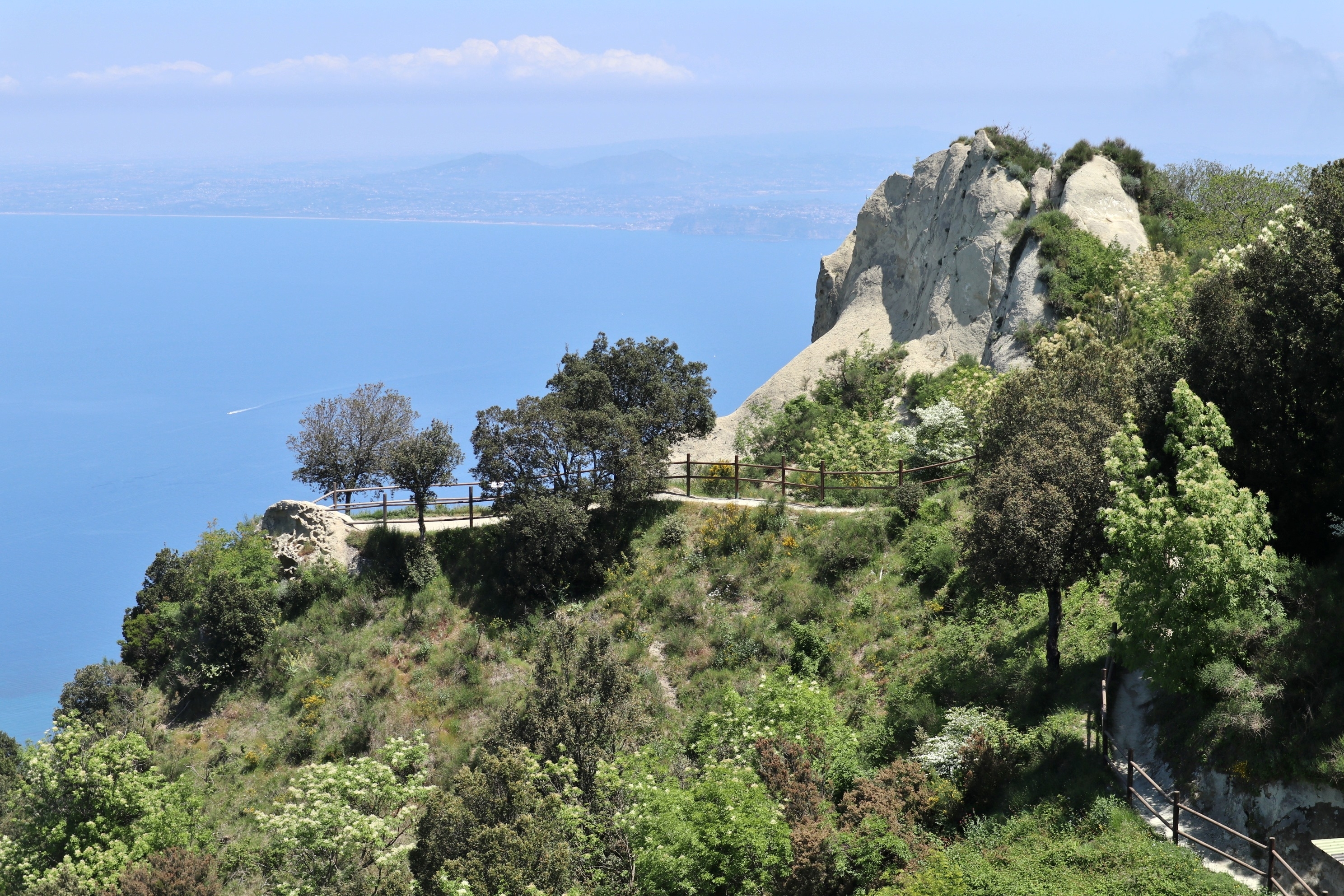 Ischia erbjuder fantastiska promenader. Här är utsikten vid Serrara Fontana