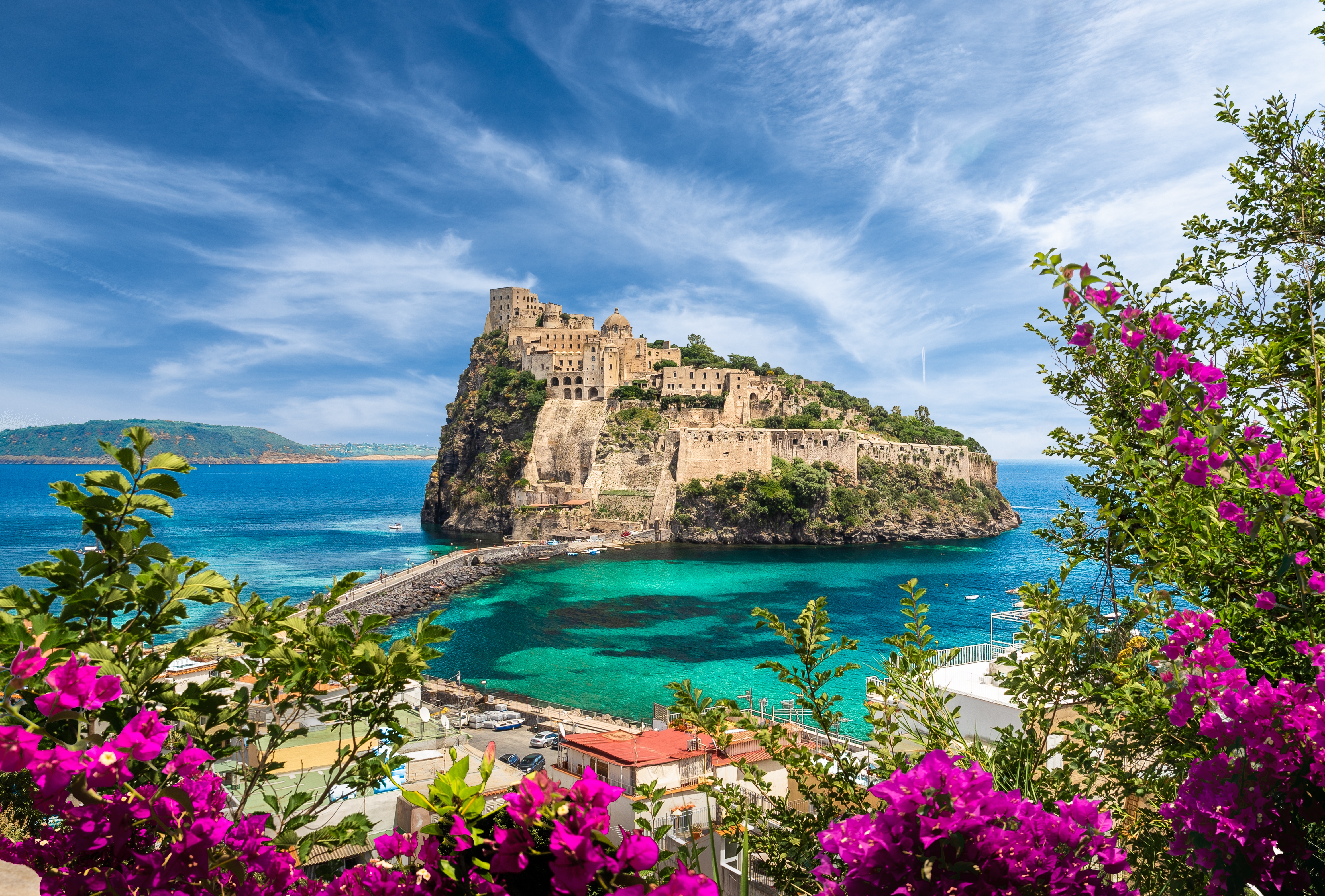 Ta en tur till Ischia Ponte och besök slottet Castello Aragonese
