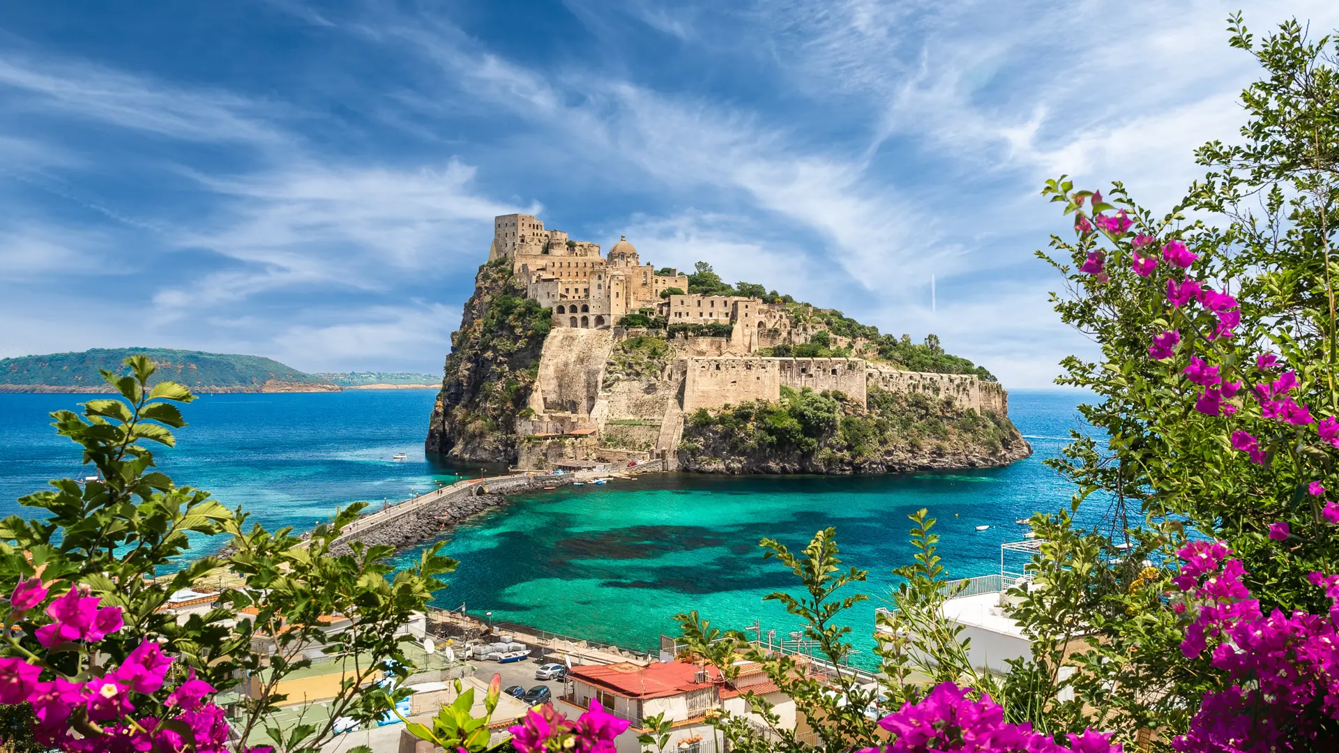 Ta en tur till Ischia Ponte och besök slottet Castello Aragonese
