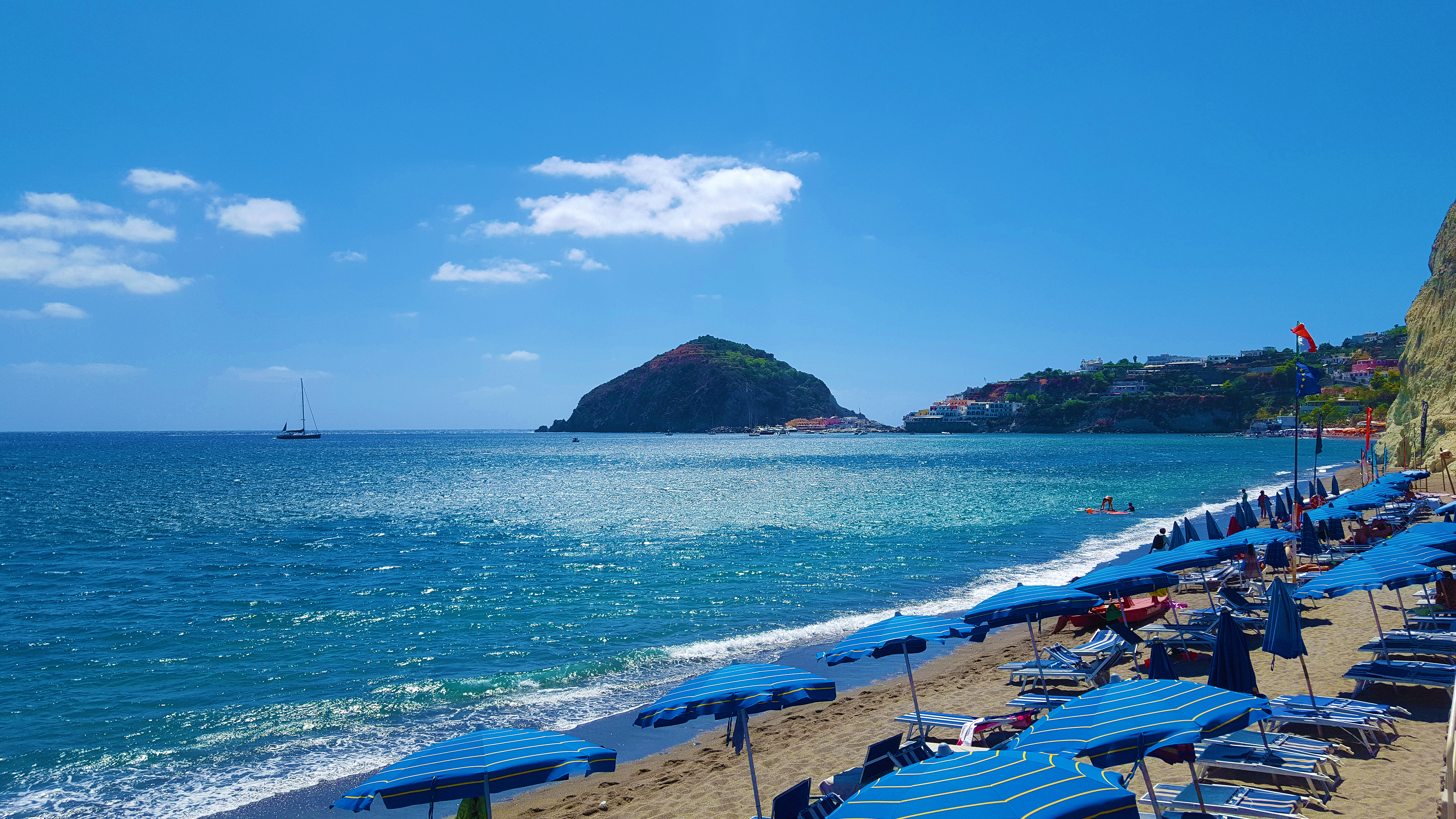 På Maronti Beach kan du hyra solstolar och parasoll för dagen