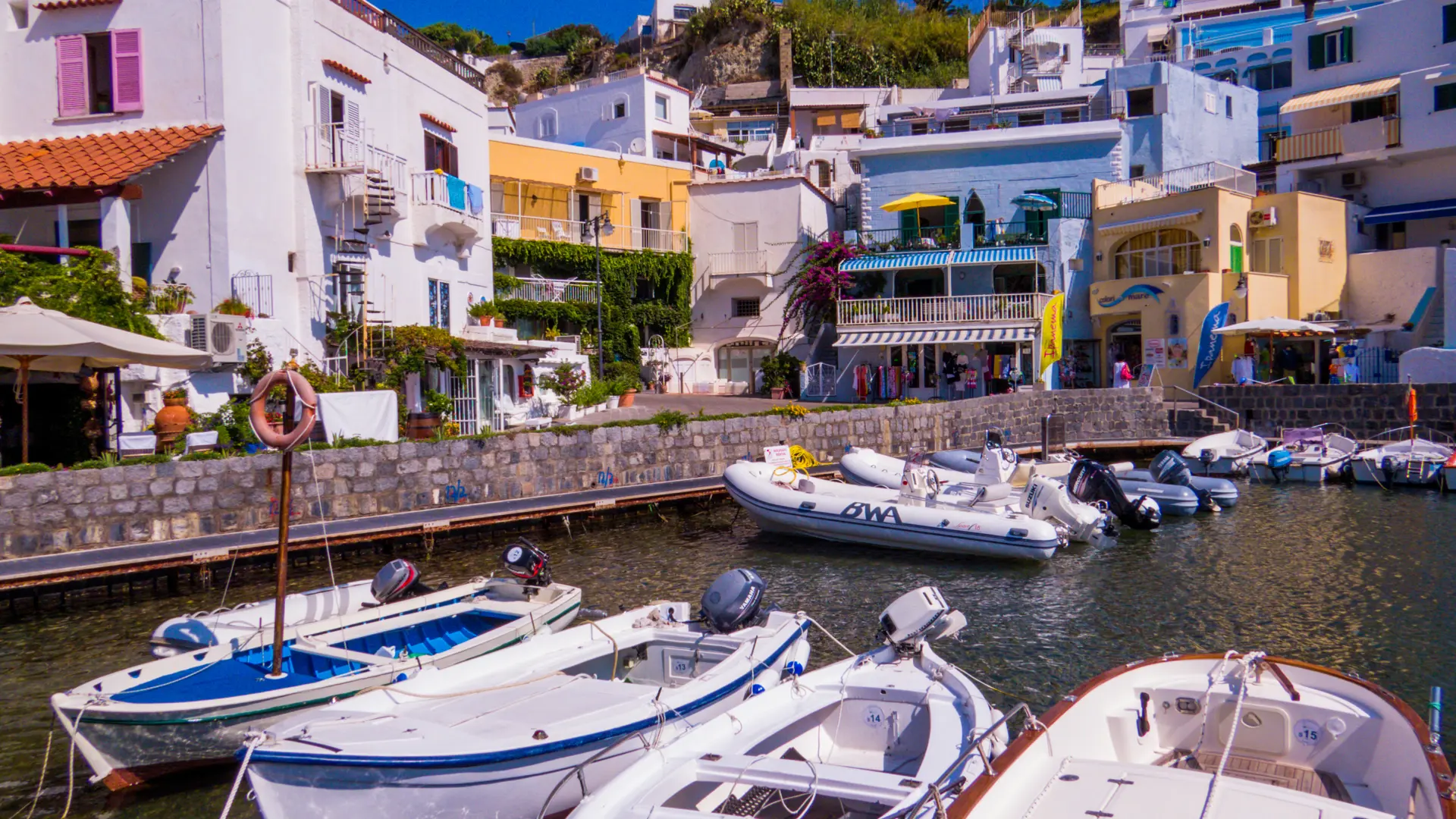 Det är mysigt i den lilla hamnen i Sant'Angelo