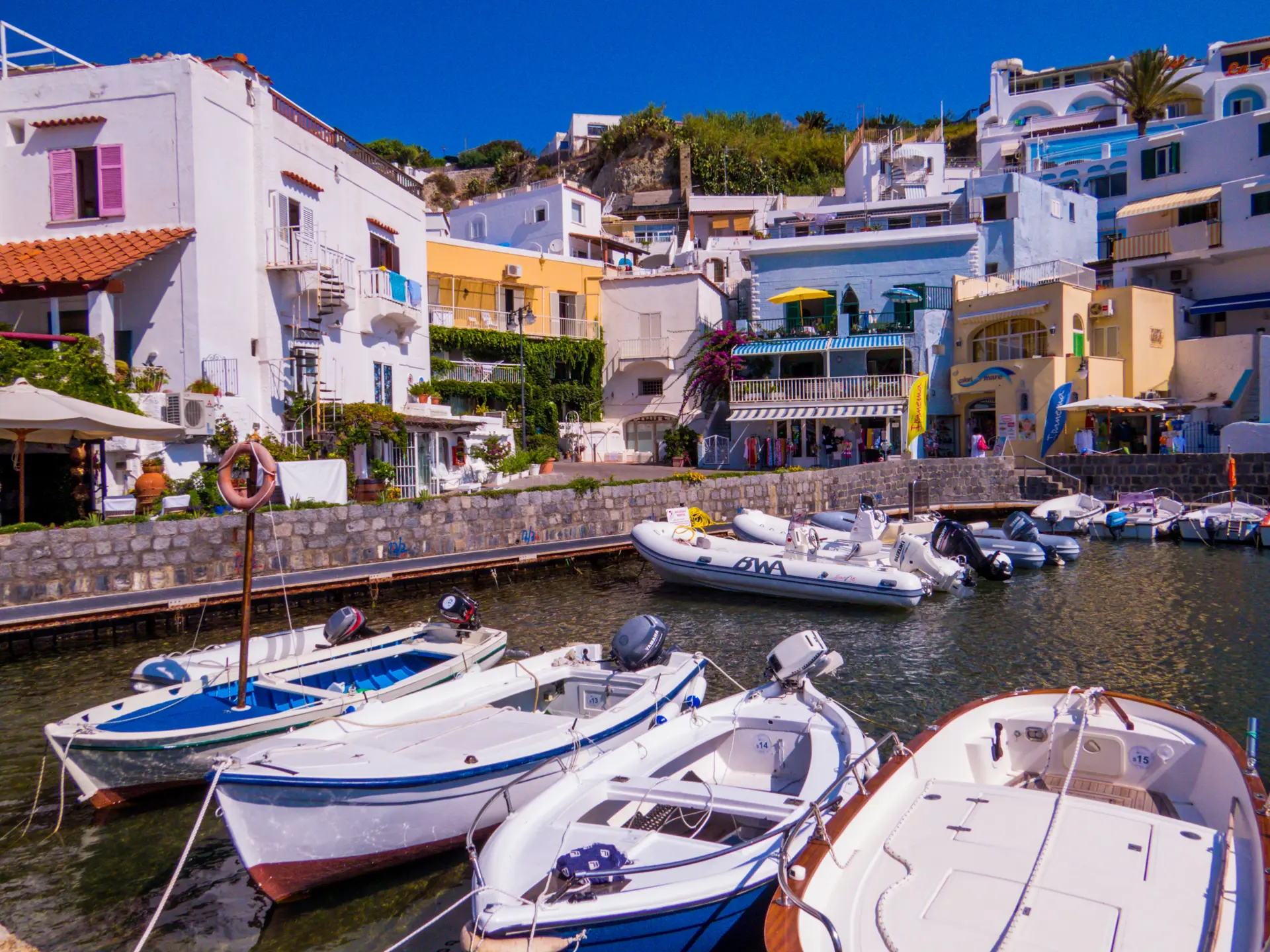 Det är mysigt i den lilla hamnen i Sant'Angelo