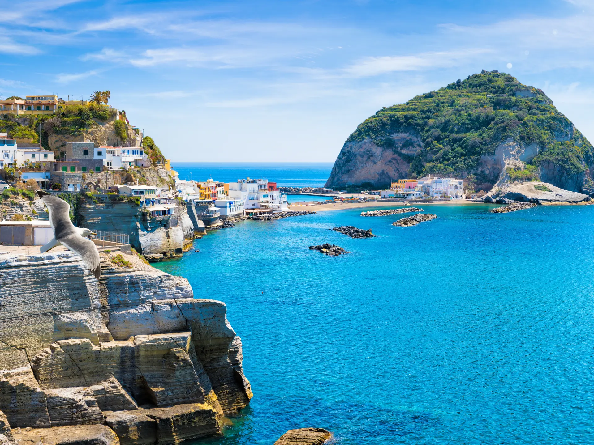 Sant'Angelo ligger på en stenig sluttning i södra delen av Ischia