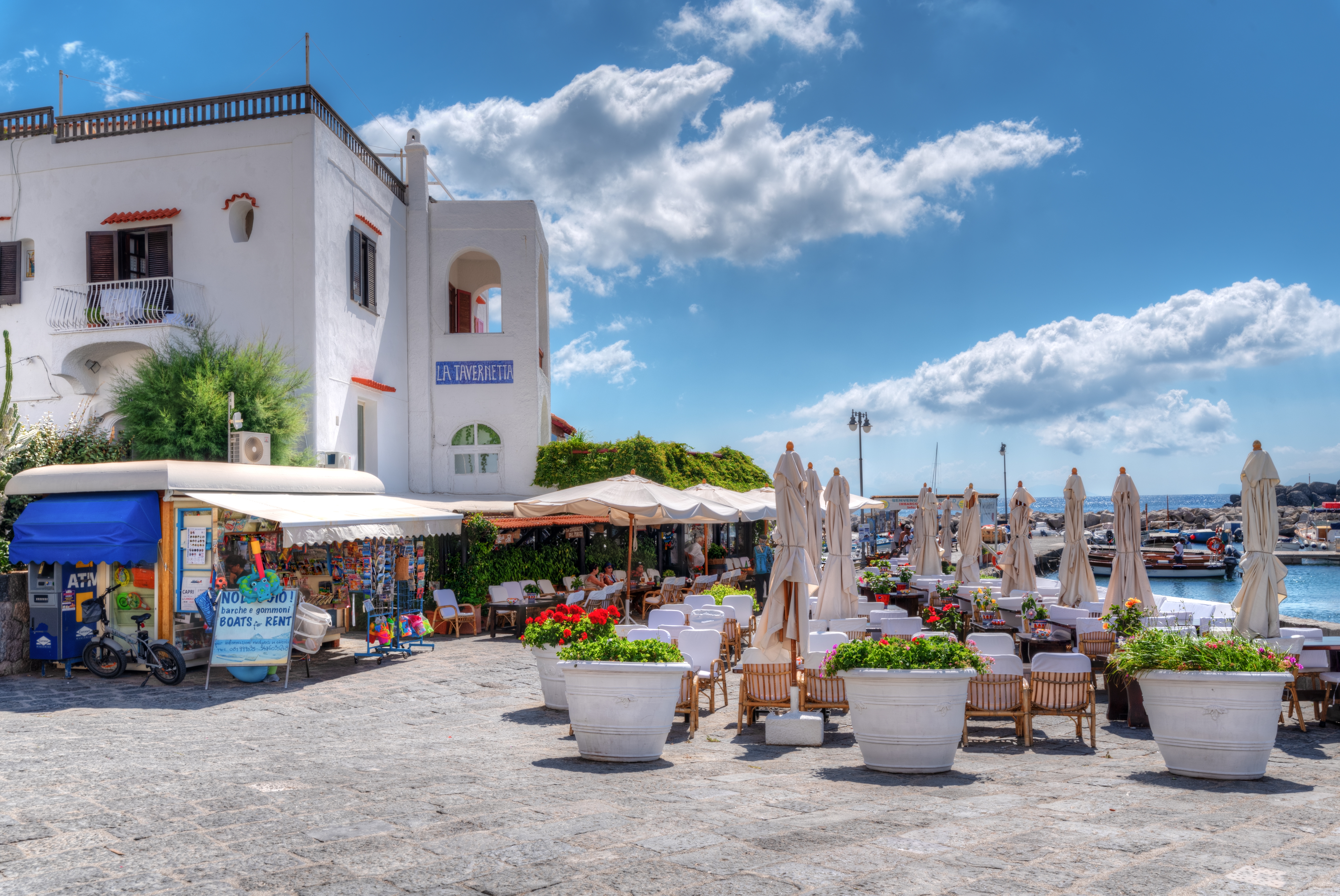 Njut av lunch vid vattnet i Sant'Angelo