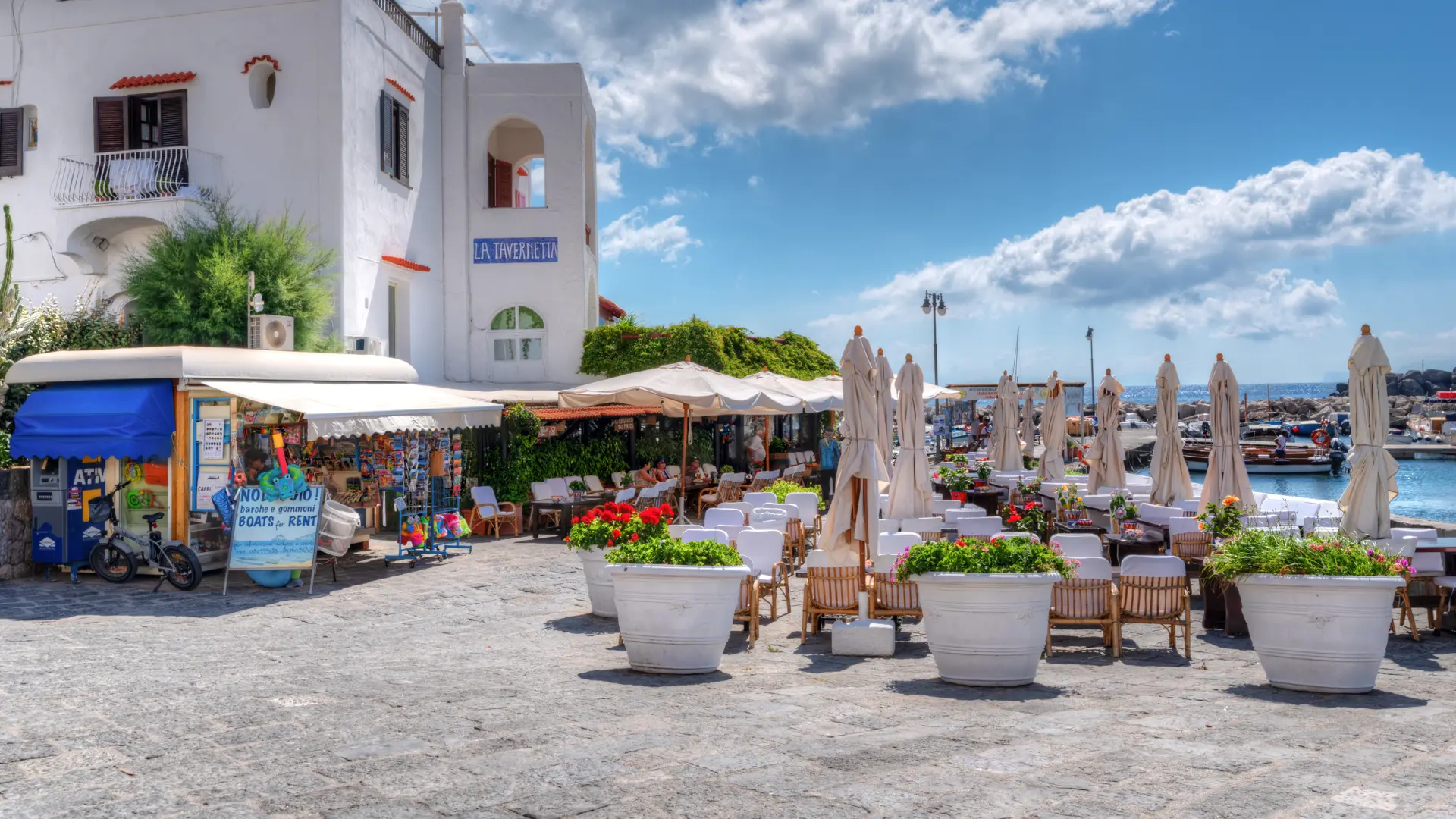 Njut av lunch vid vattnet i Sant'Angelo