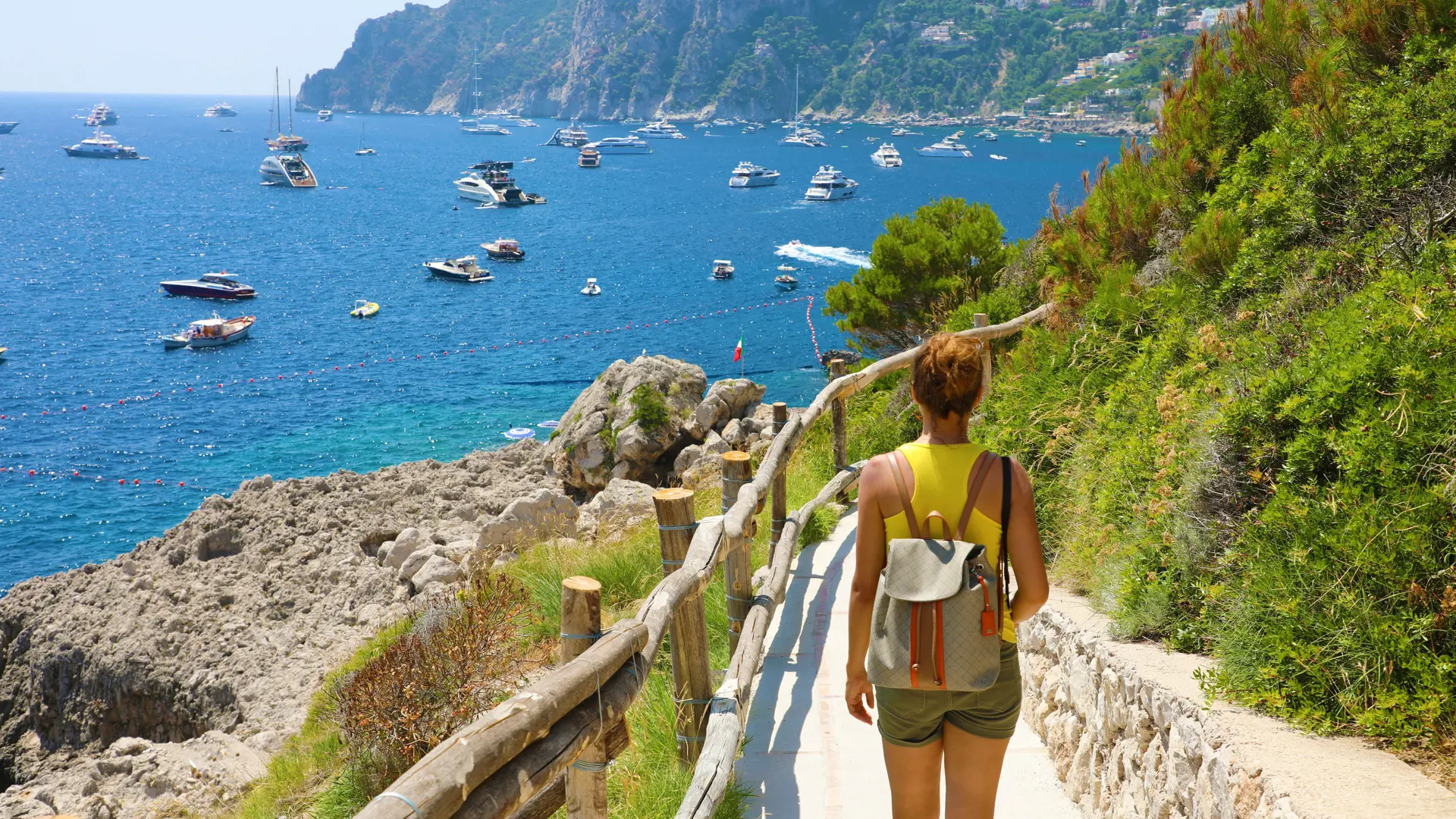 Capri erbjuder trevliga promenader - här en kuststig nära Capri City