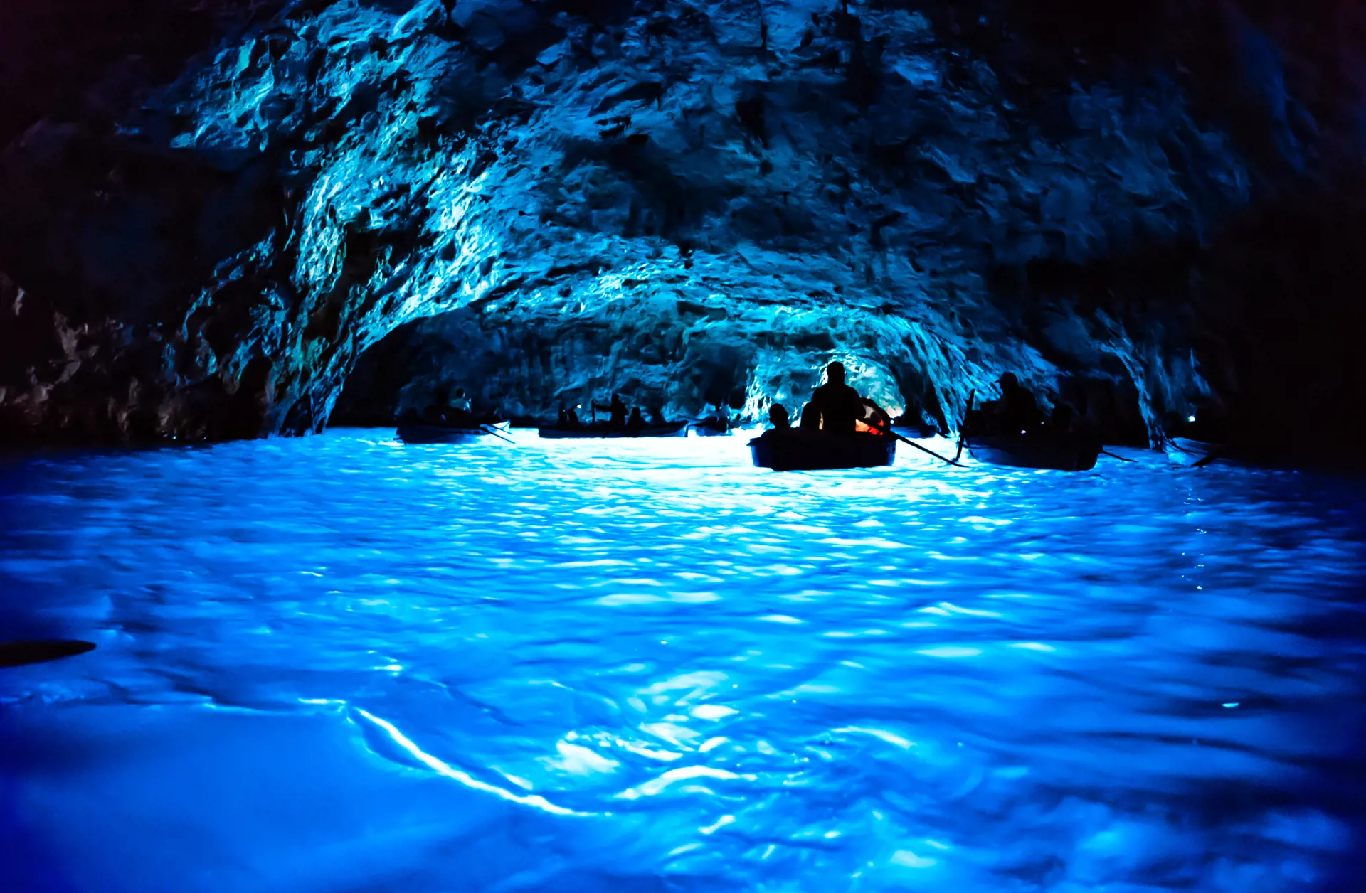 Vattnet lyser upp i Blå grottan på Capri