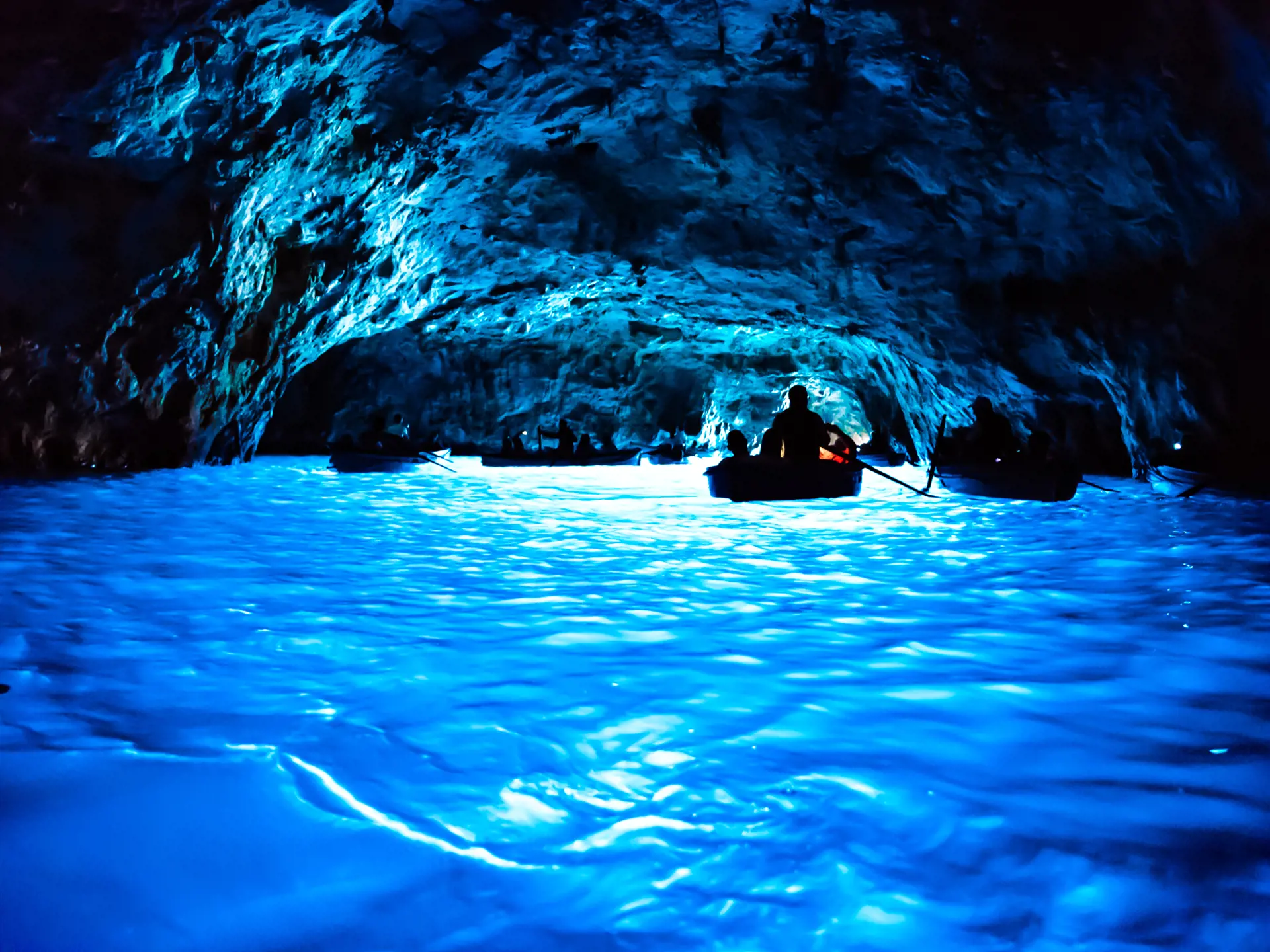 Vattnet lyser upp i Blå grottan på Capri
