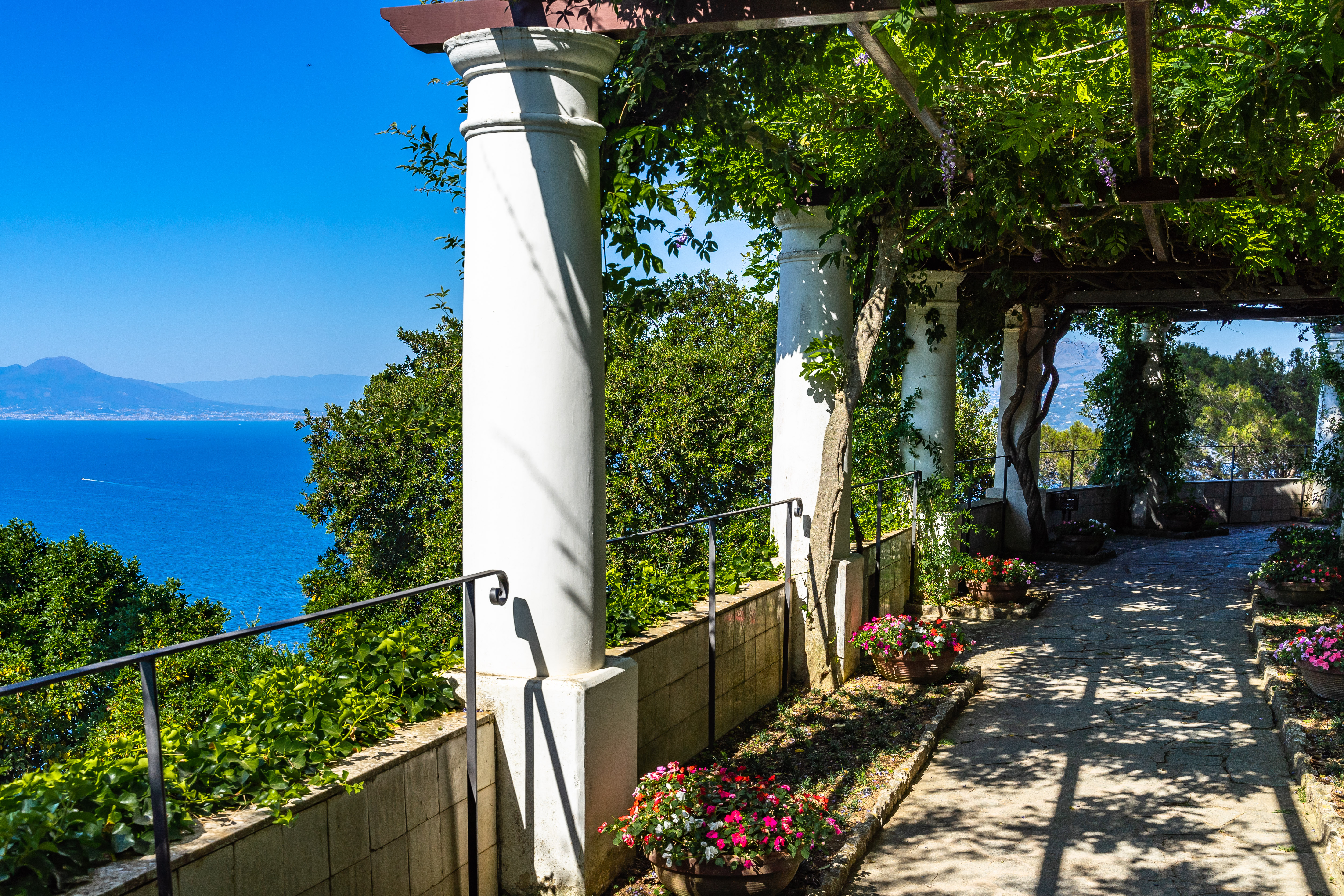 Få historien om Axel Munthe och se hans vackra villa i Anacapri