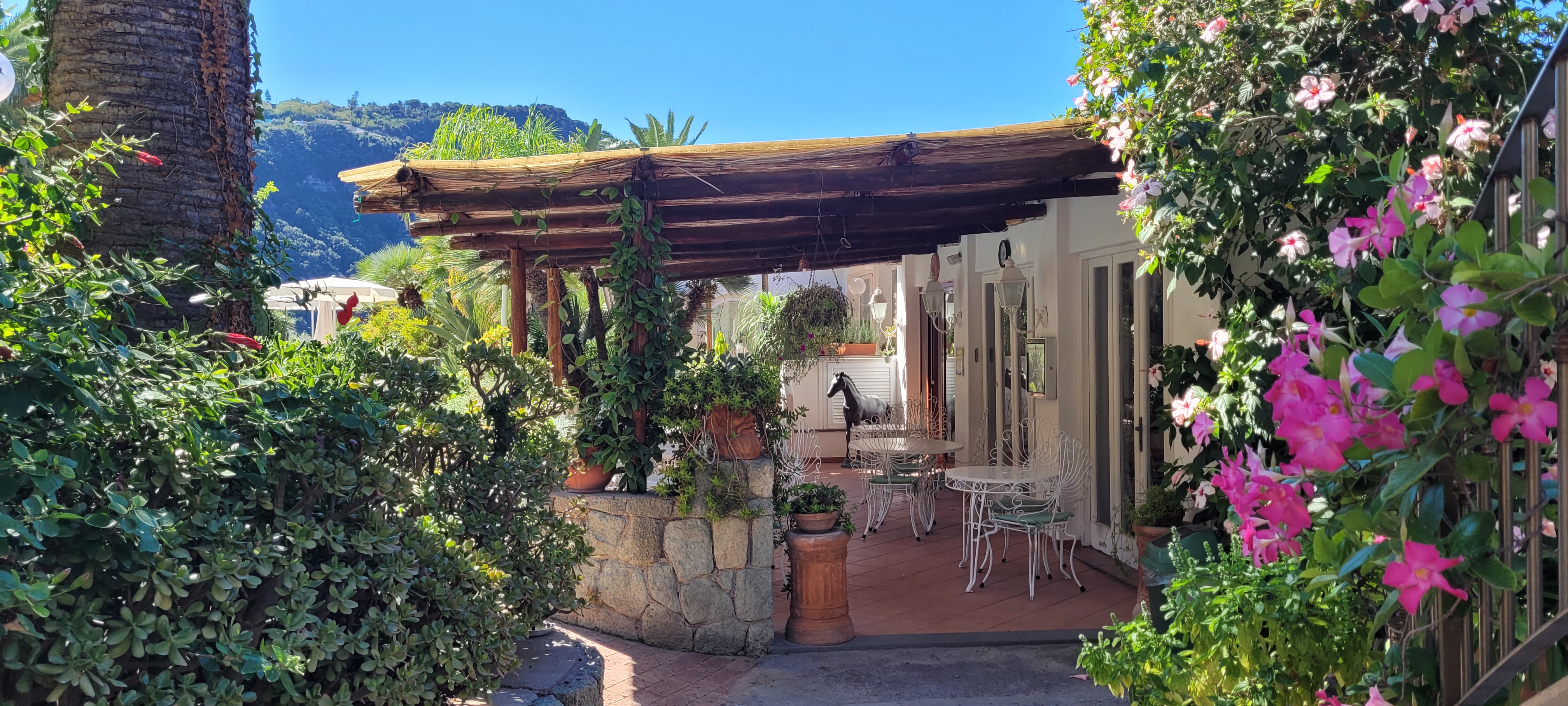 Semiramis vimlar av exotiska blommor och träd