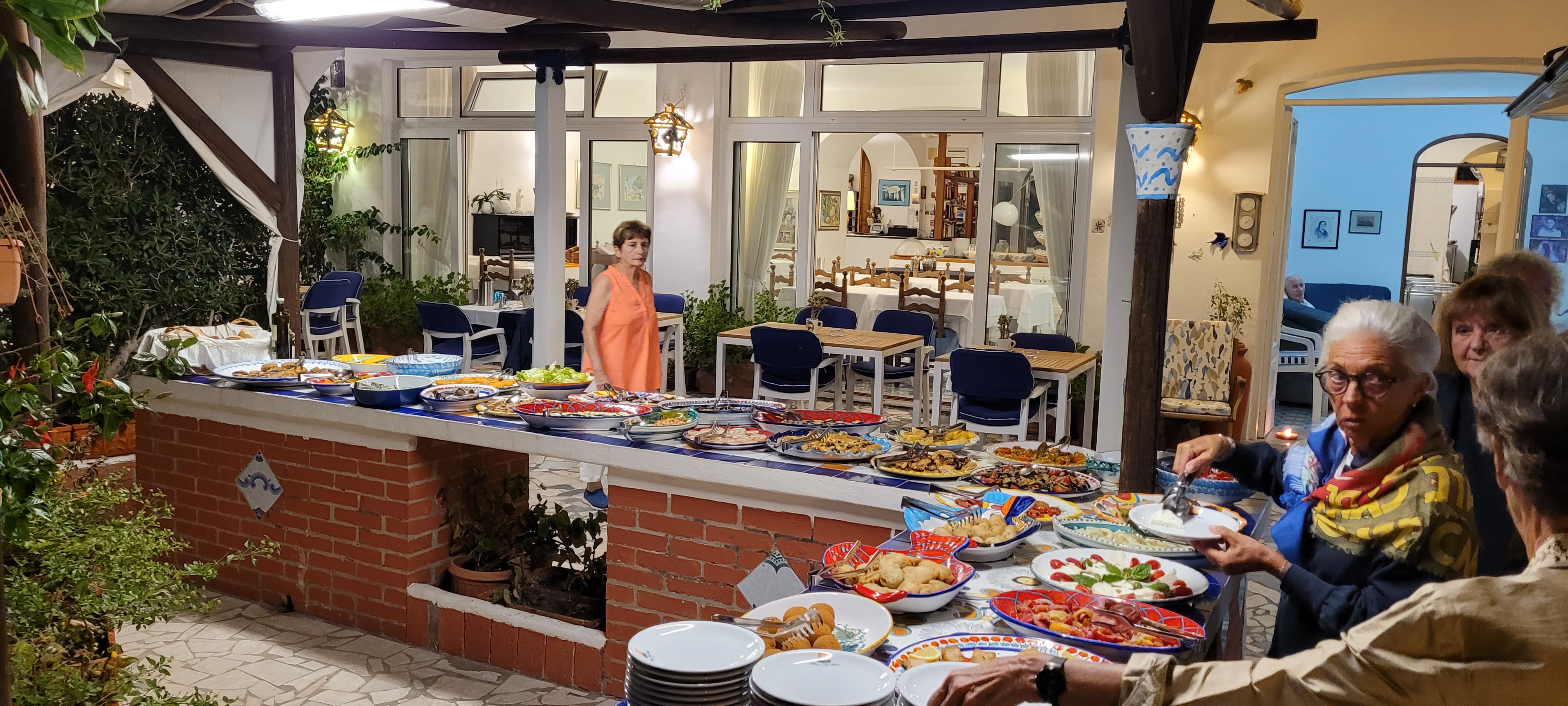 Klockan har ringt! När är det dags för de berömda aptitretarna på Hotel Villa Maria