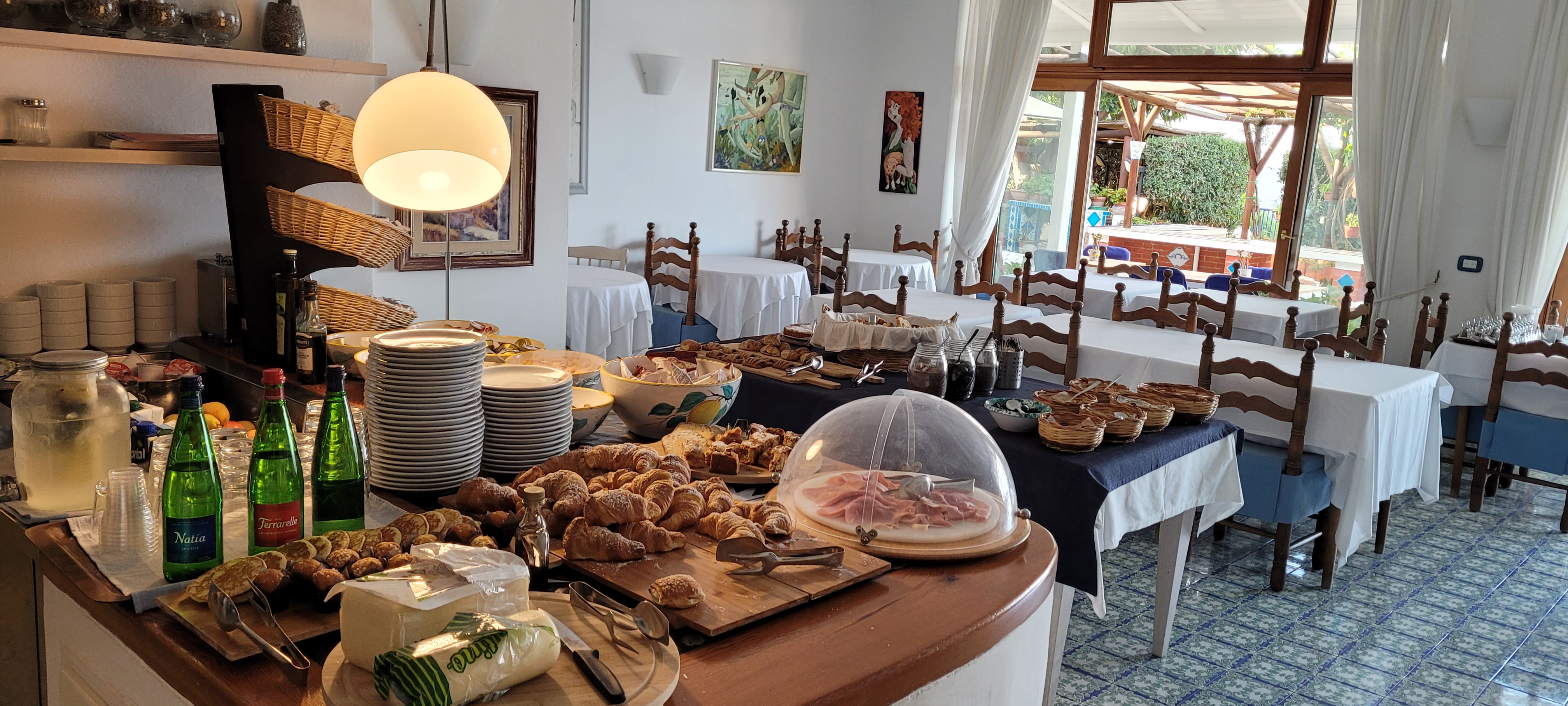 Du kan också njuta av frukost inne på Hotel Villa Maria