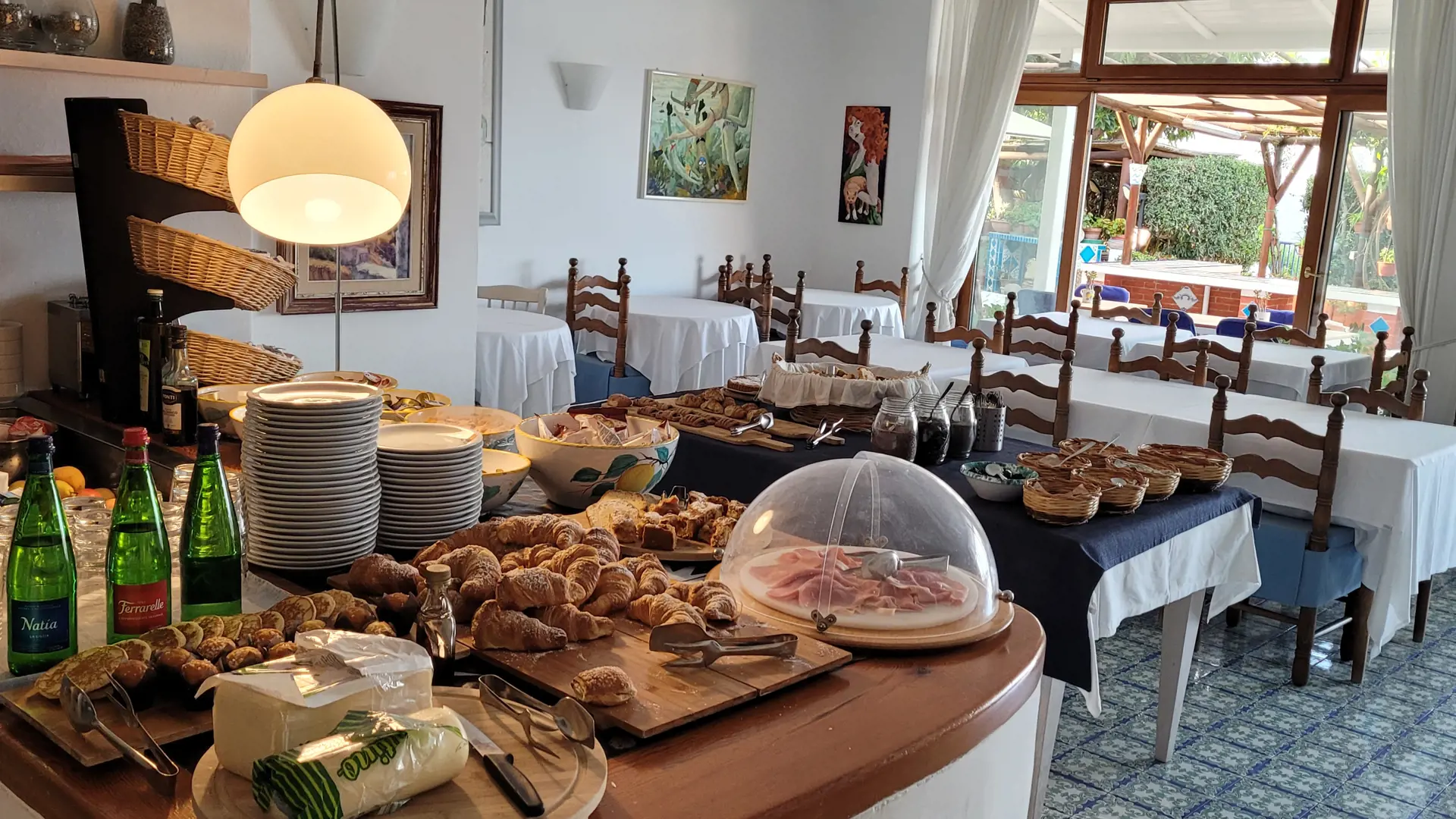 Du kan också njuta av frukost inne på Hotel Villa Maria