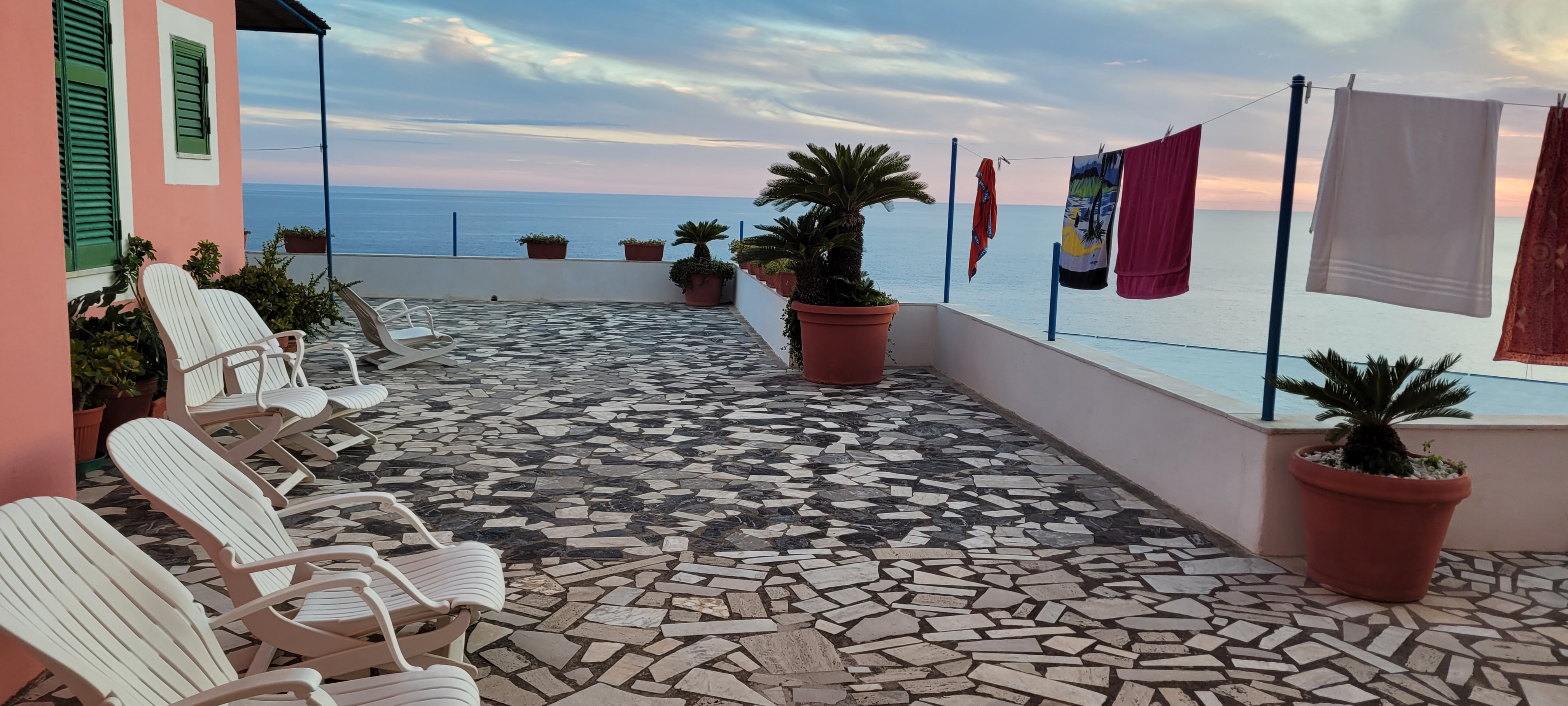 Badkläderna hängs på tork på Hotel Villa Maria - Tänk att utsikten över en klädstreck kan se ut så här