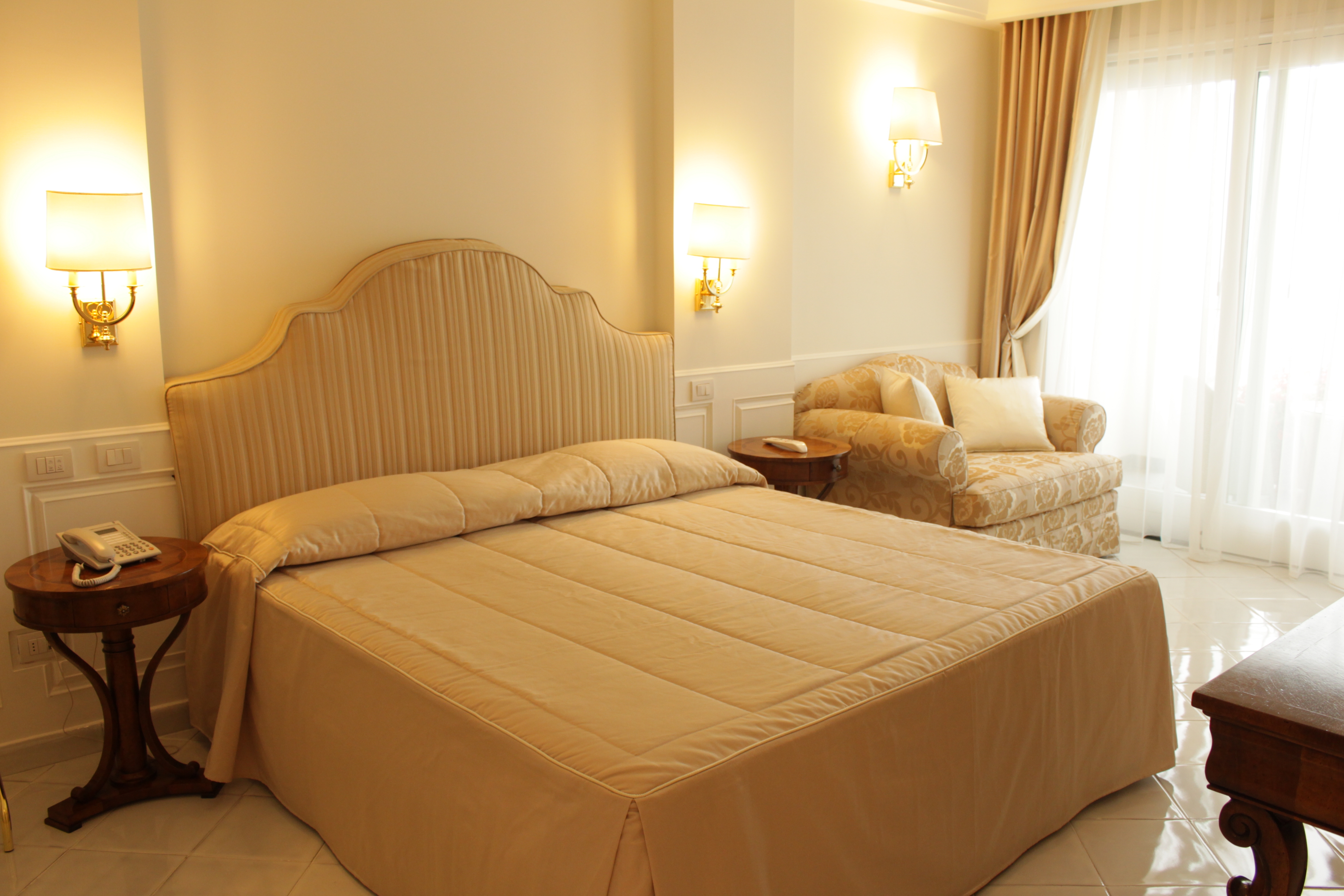 Rummen är vackra och välmöblerade på Hotel Villa Fraulo