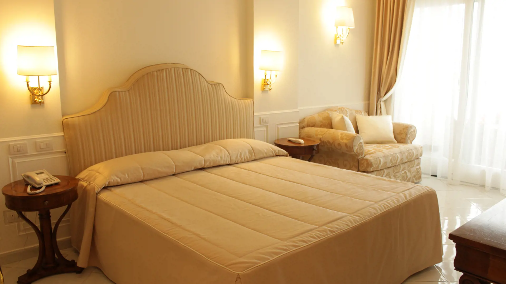 Rummen är vackra och välmöblerade på Hotel Villa Fraulo