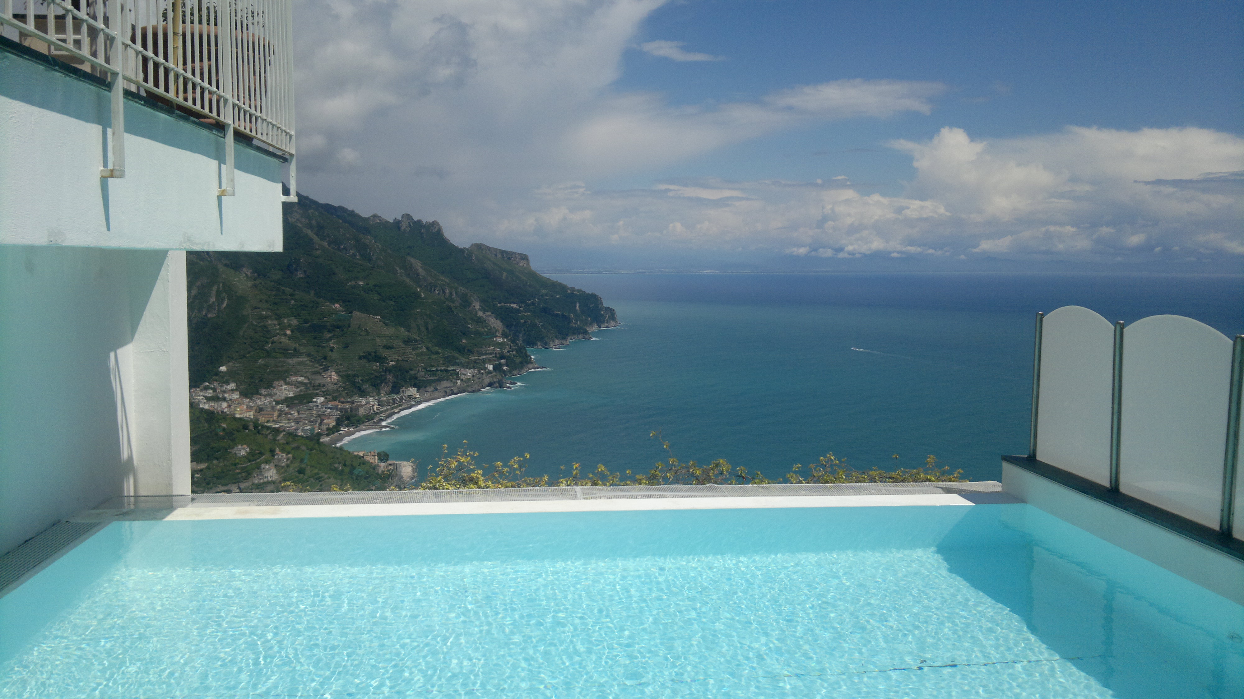 Även från poolen finns utsikt