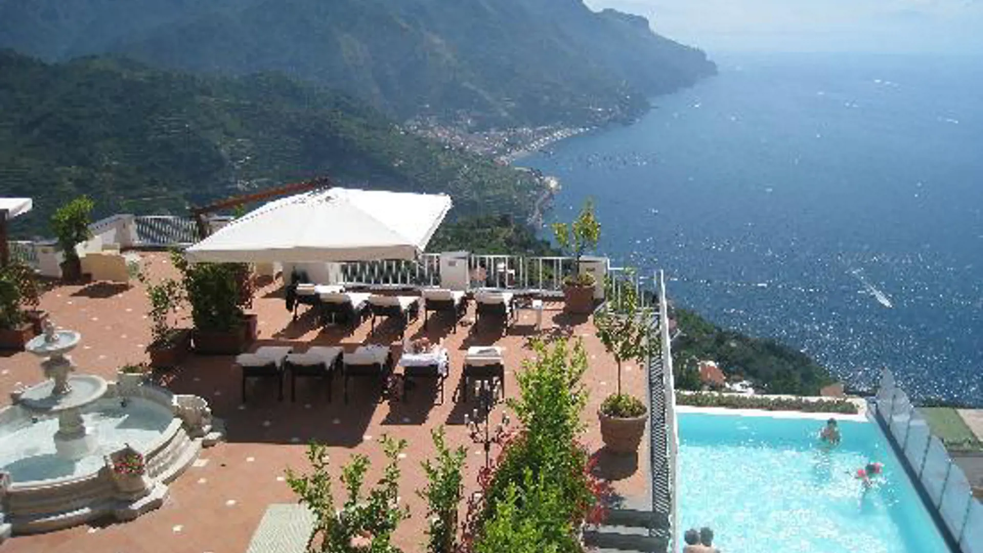Hotel Villa Fraulo har en terrass och pool med en fantastisk utsikt