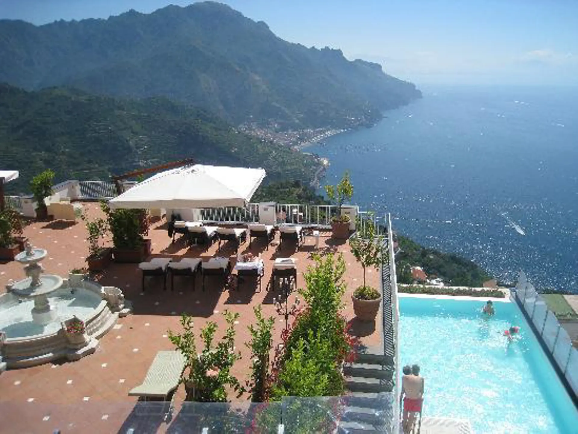 Hotel Villa Fraulo har en terrass och pool med en fantastisk utsikt