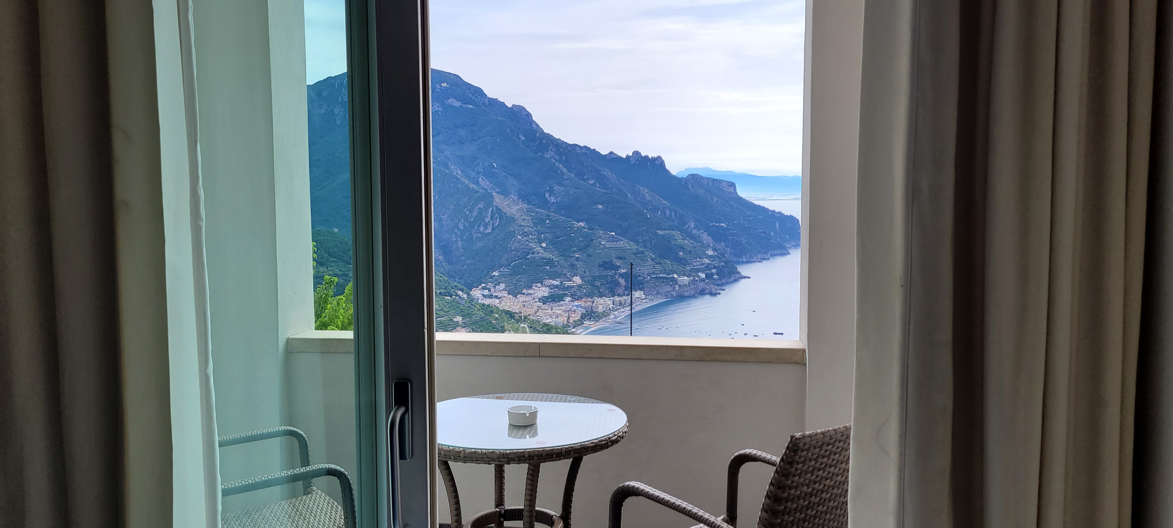 Rummet har balkong och utsikt