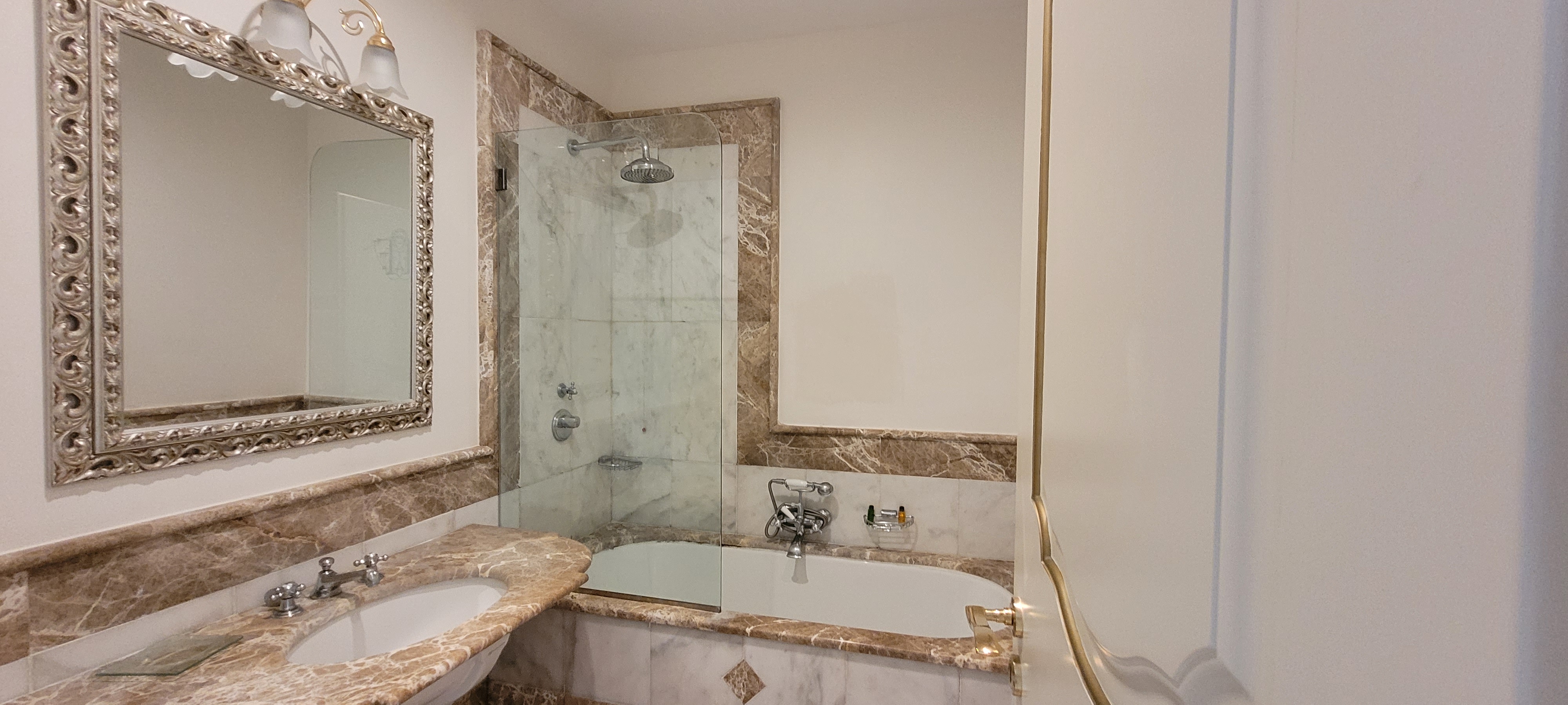 Och så finns det vackra badrum på Hotel Villa Fraulo