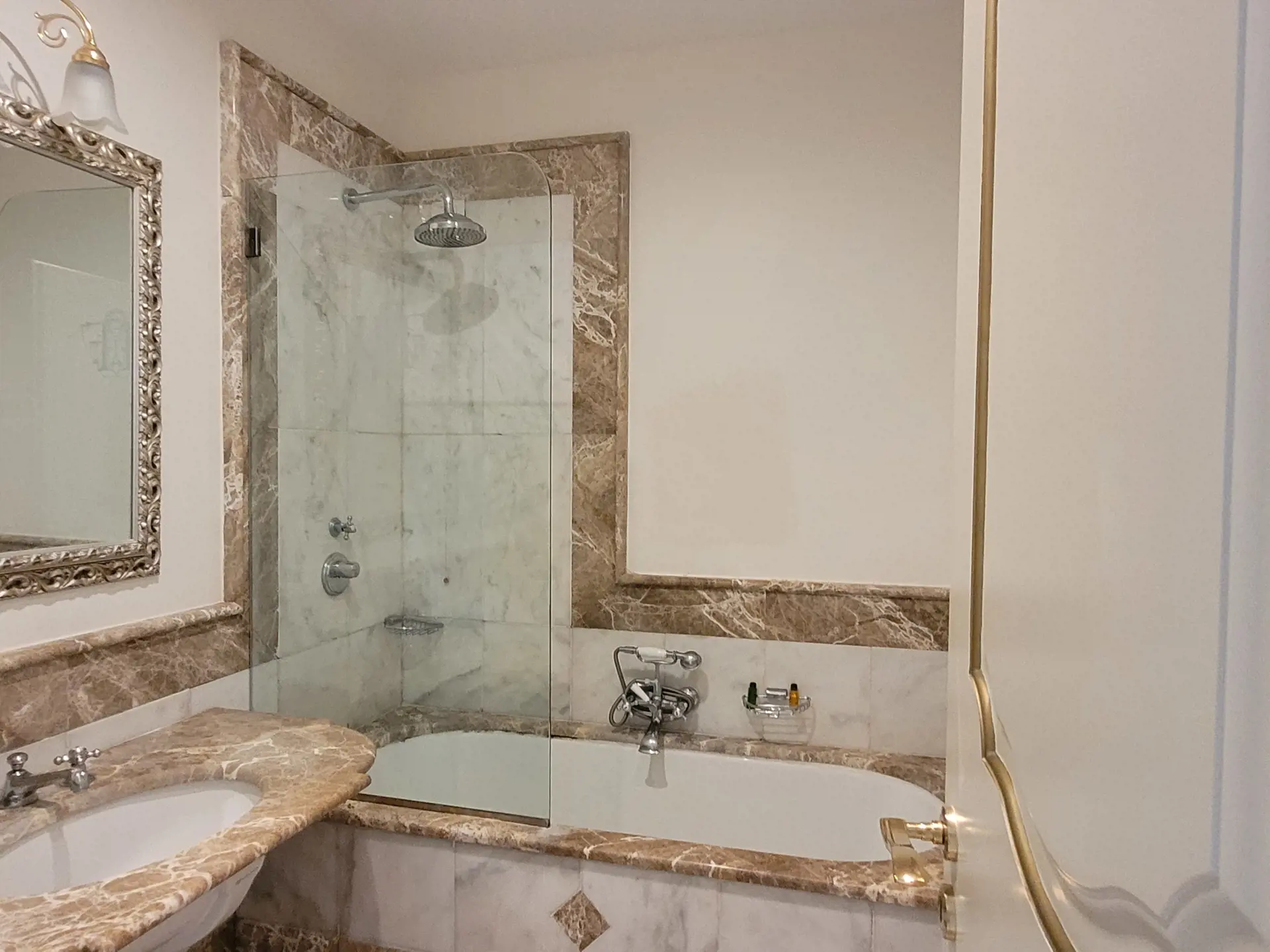 Och så finns det vackra badrum på Hotel Villa Fraulo