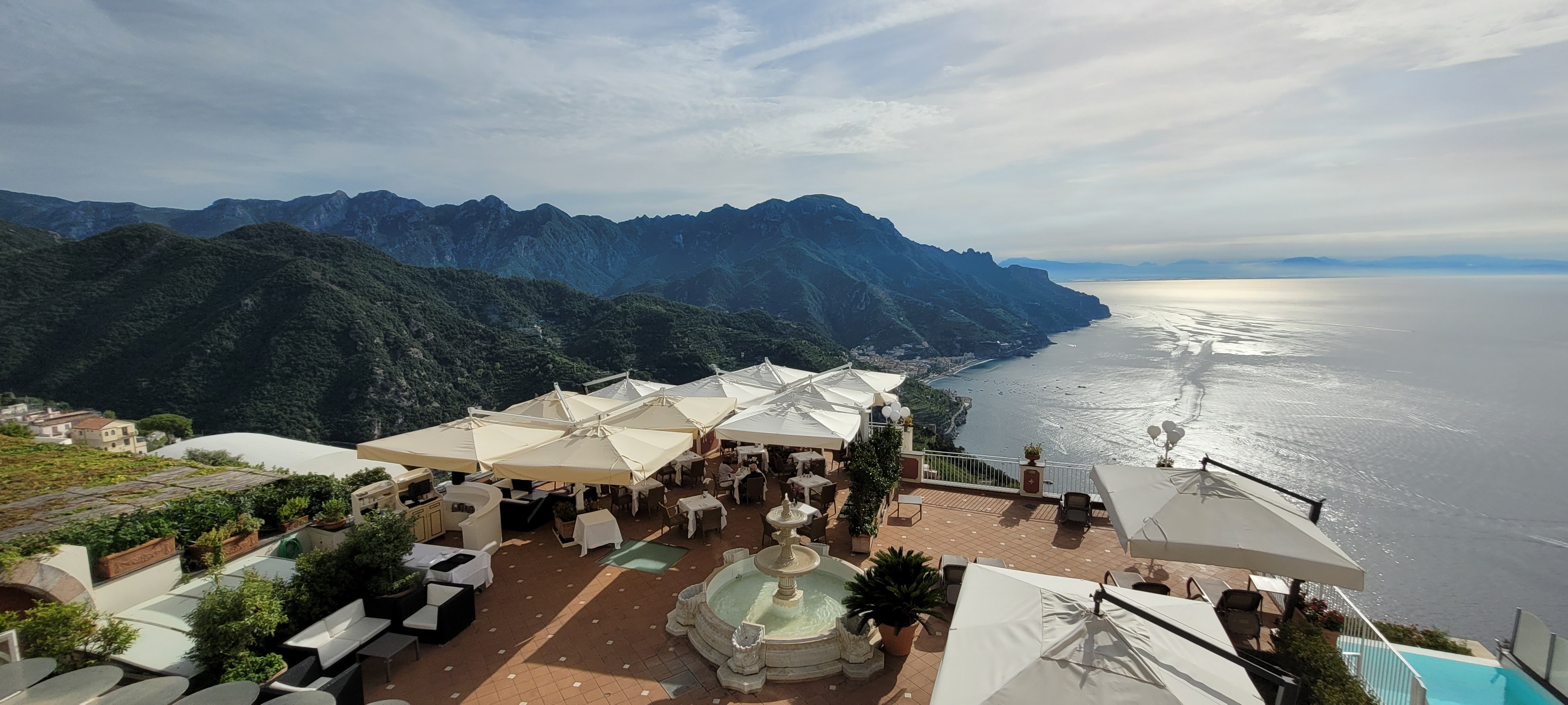 Njut av solnedgången på terrassen på Hotel Villa Fraulo