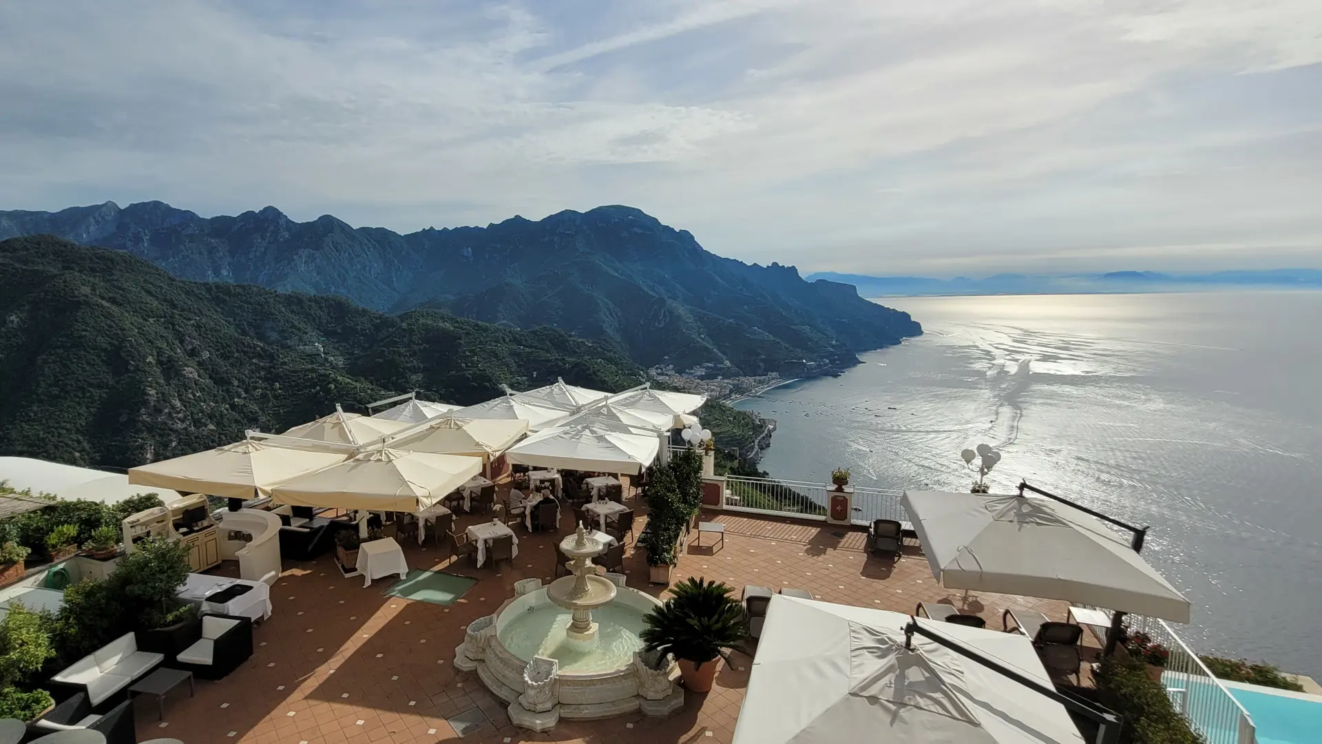 Njut av solnedgången på terrassen på Hotel Villa Fraulo