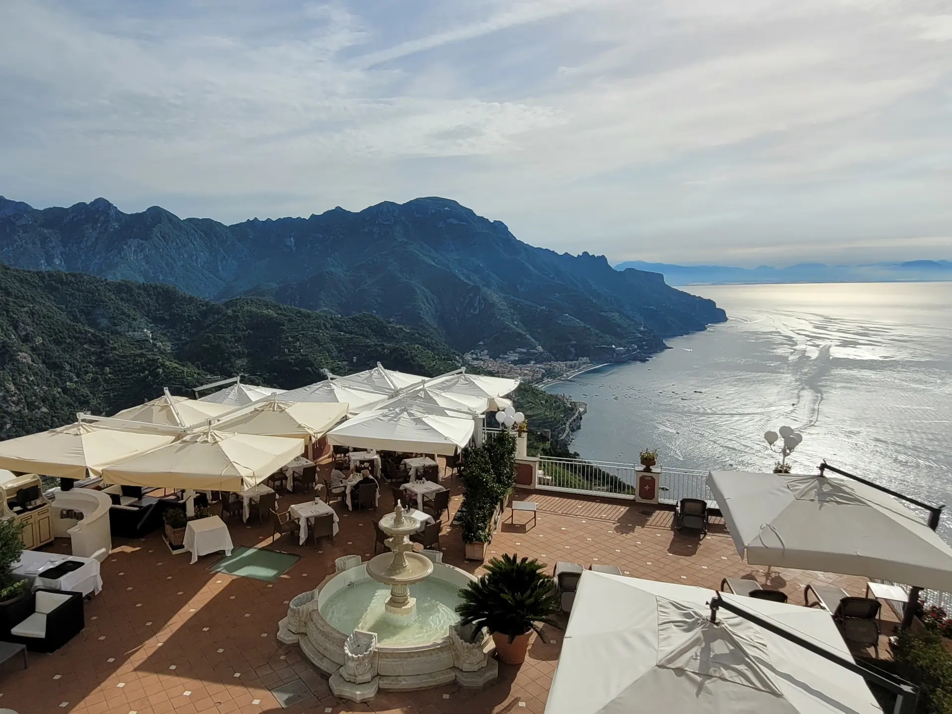Njut av solnedgången på terrassen på Hotel Villa Fraulo